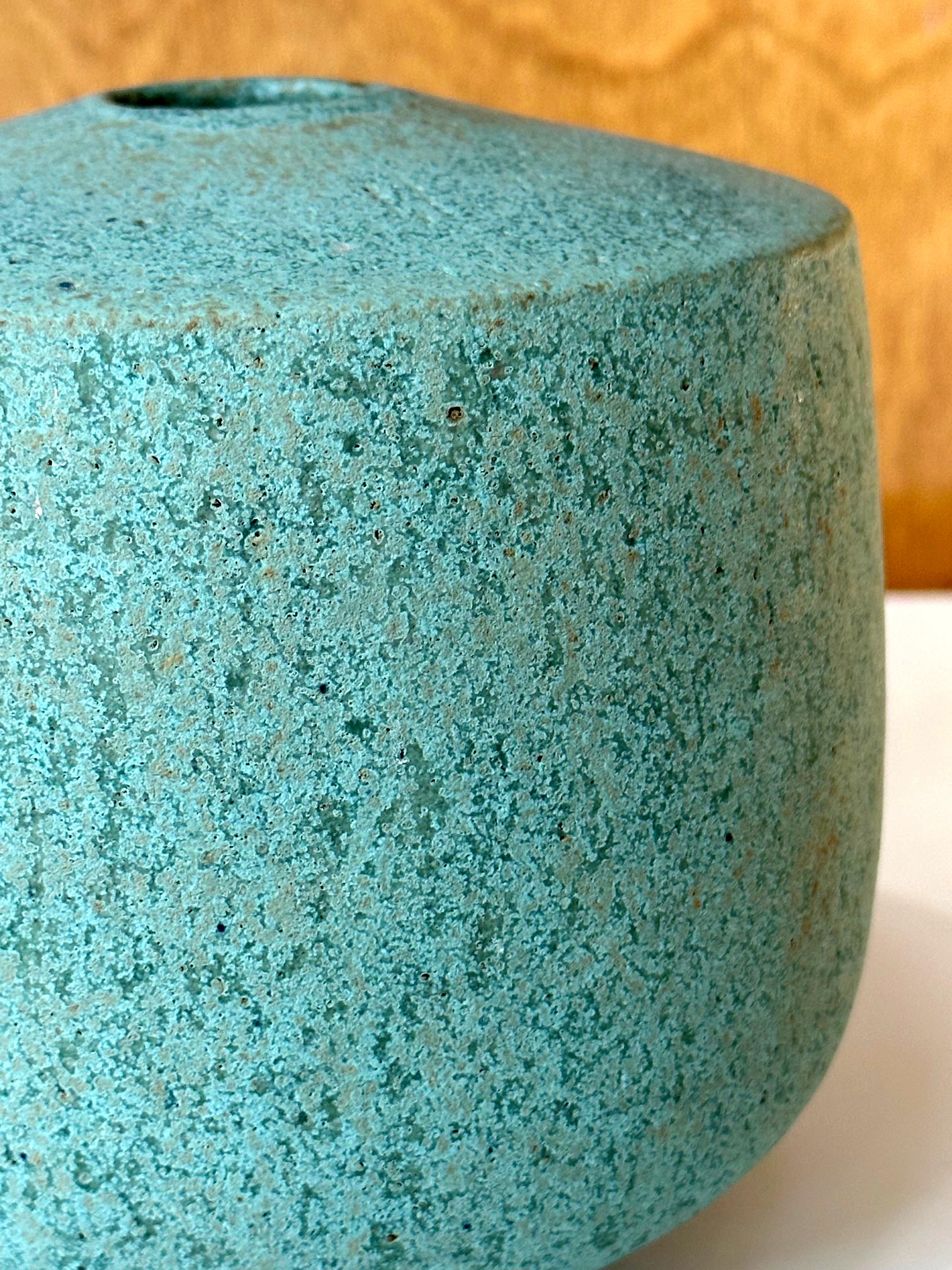 Vase en céramique à glaçure verte de John Ward en vente 2
