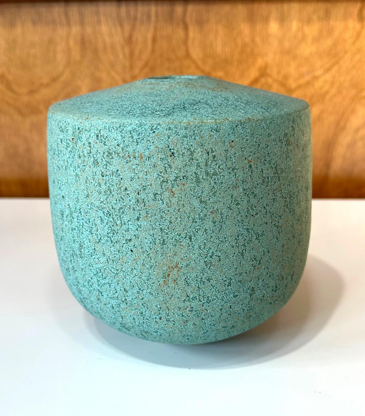 Ein Steingutgefäß des britischen Studio-Keramikers John Ward (1938-2023) um 1985. Die Vase mit flacher Schulter ist in einer einfachen und eleganten Form mit harmonischen Proportionen geformt. Eine kleine Mundöffnung erhebt sich leicht über die