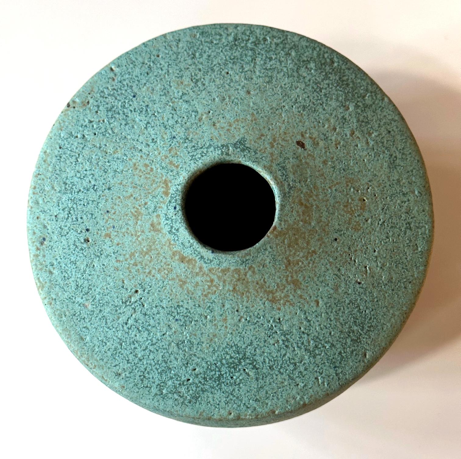 Vase en céramique à glaçure verte de John Ward en vente 1