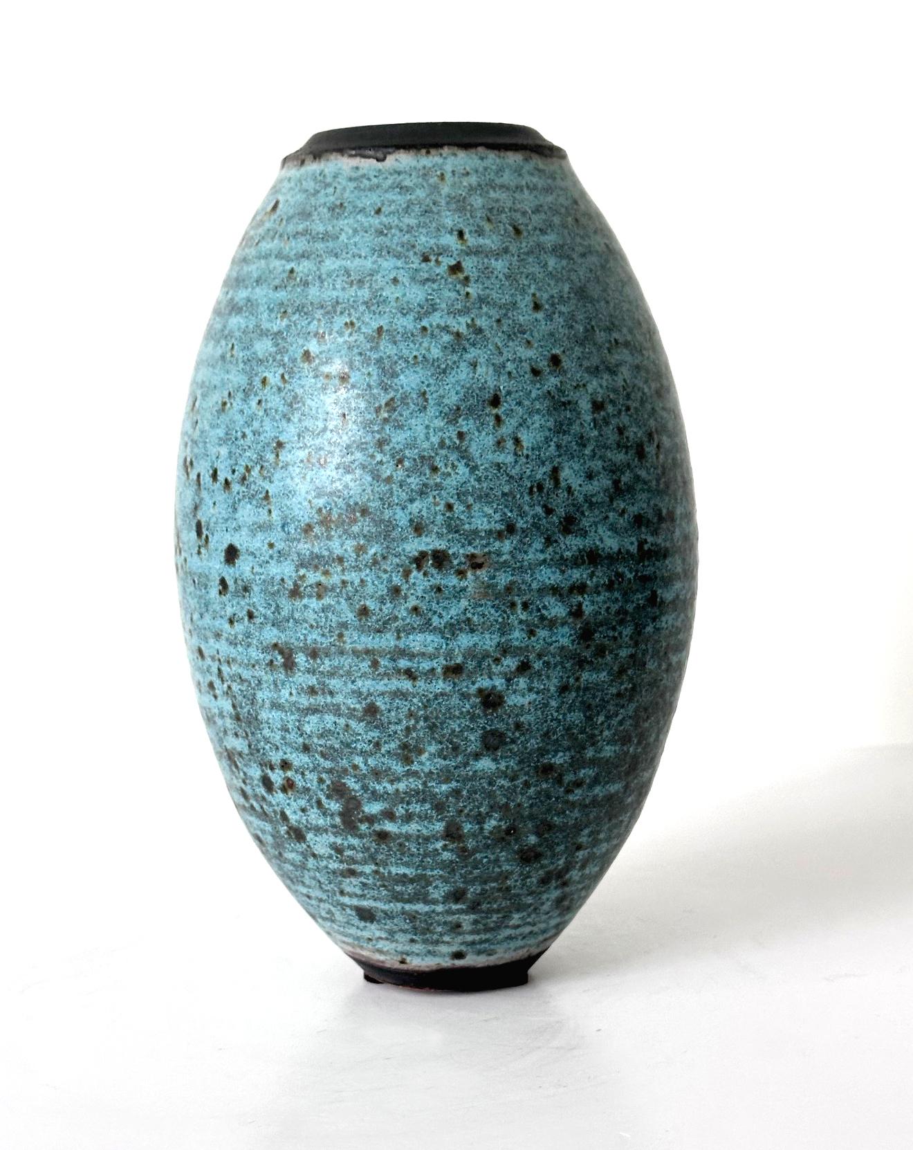 Vaso in ceramica a forma di fuso realizzato dal ceramista americano Otto Heino (1915-2009) nell'ultimo anno della sua vita nel suo studio di Ojai, California, 2002. Realizzato alla ruota con linee concentriche intenzionali, la superficie del vaso è