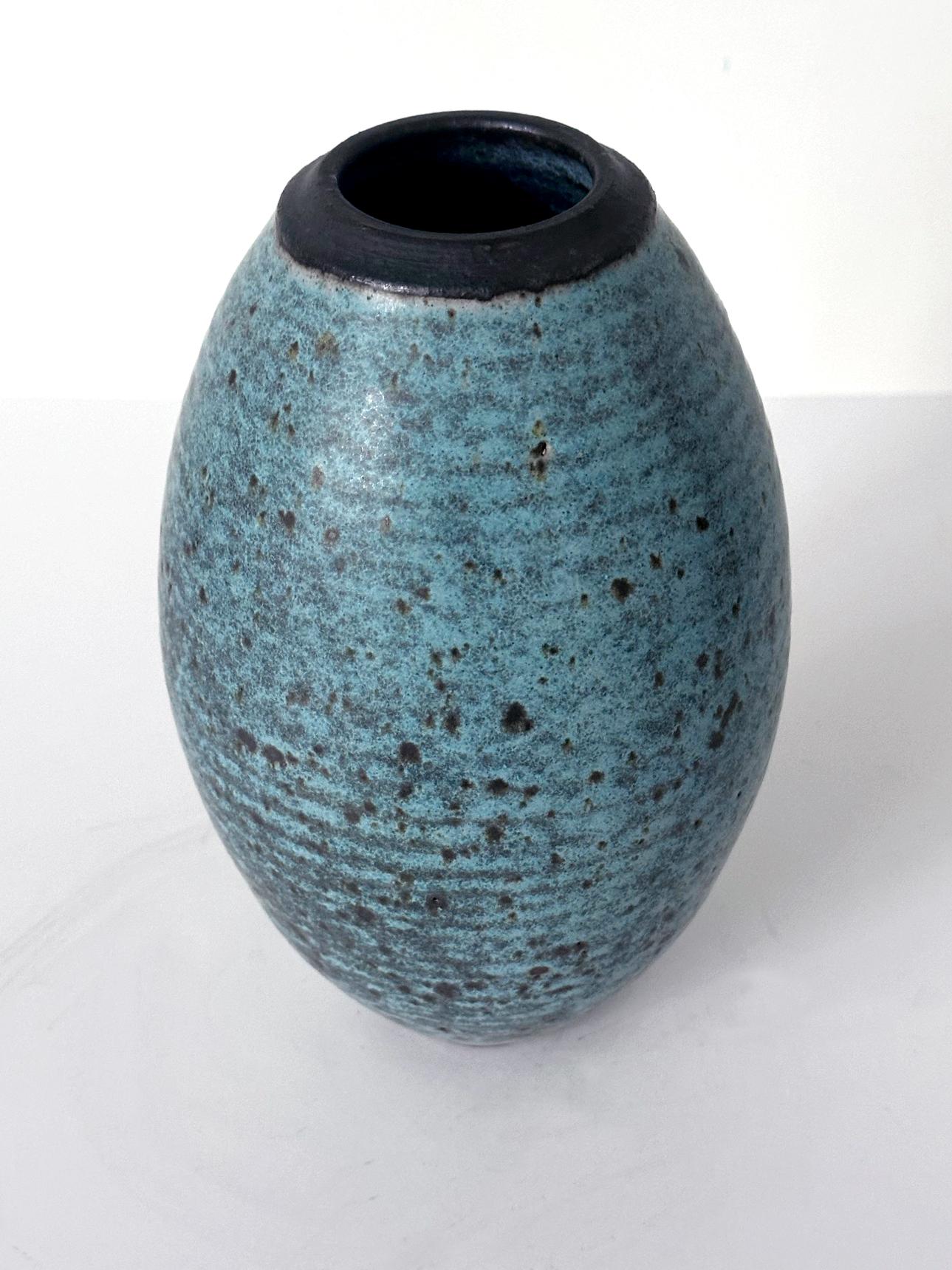 Smaltato Vaso in ceramica con smalto Robin Egg Blue di Otto Heino in vendita