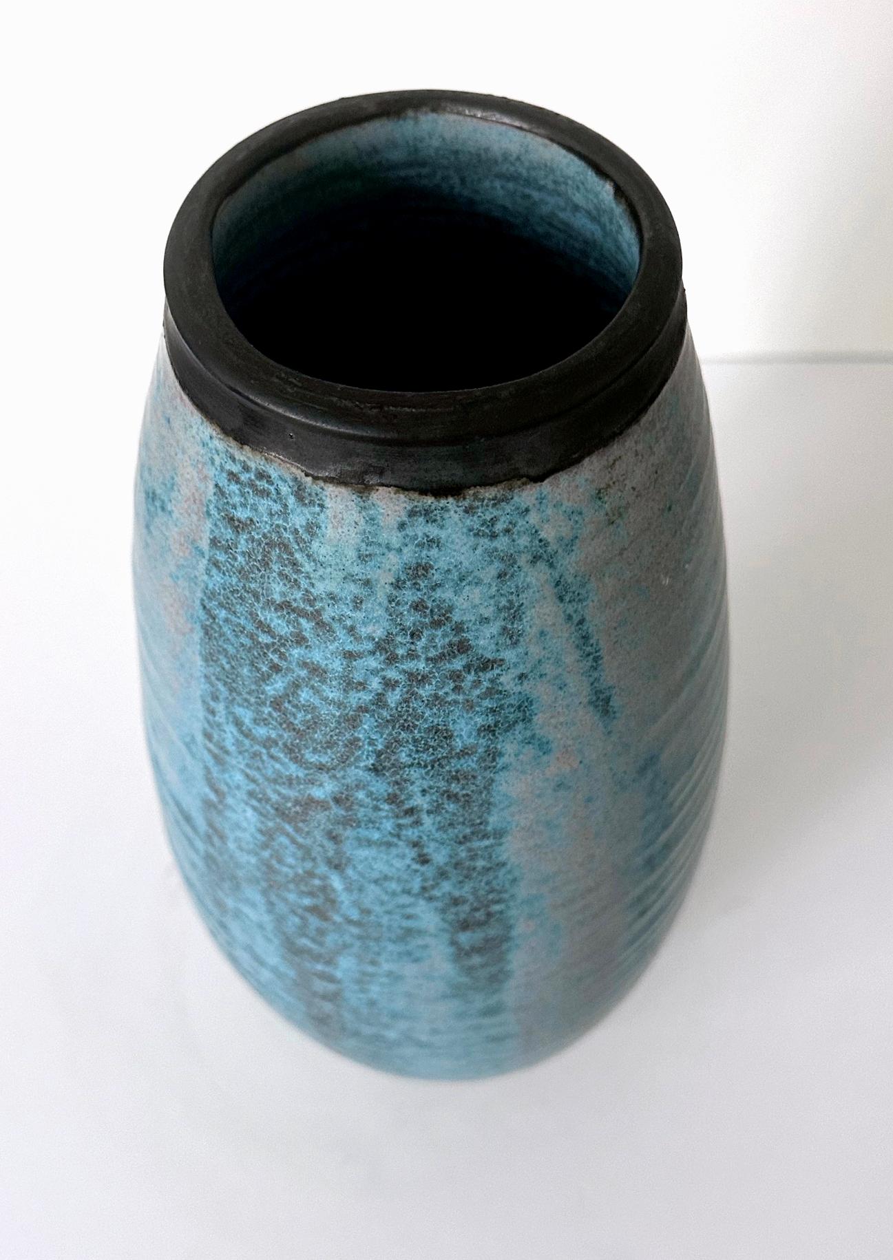 Vaso alto in ceramica con smalto Robin Egg Blue di Otto Heino In condizioni buone in vendita a Atlanta, GA