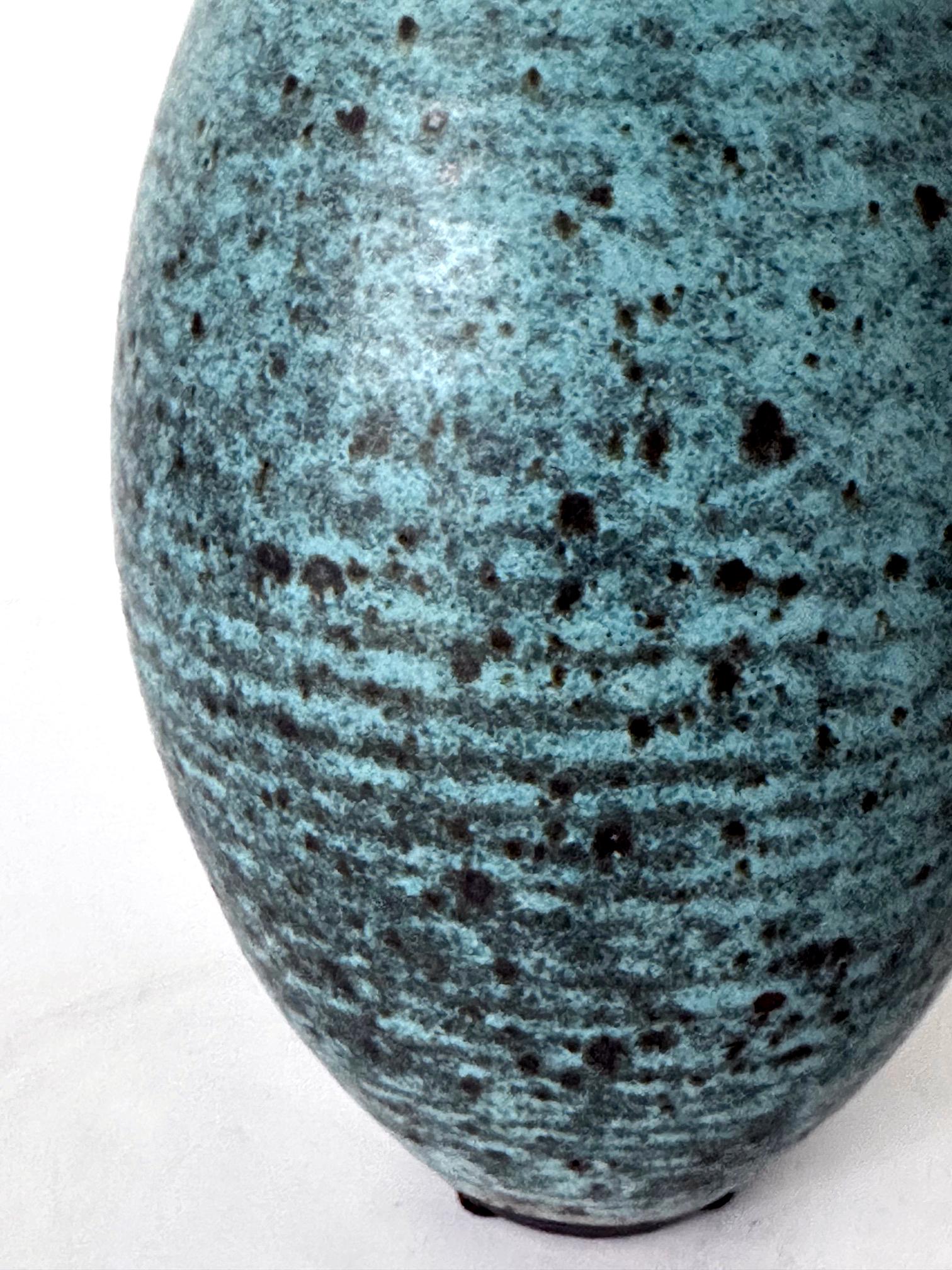 XXI secolo e contemporaneo Vaso in ceramica con smalto Robin Egg Blue di Otto Heino in vendita