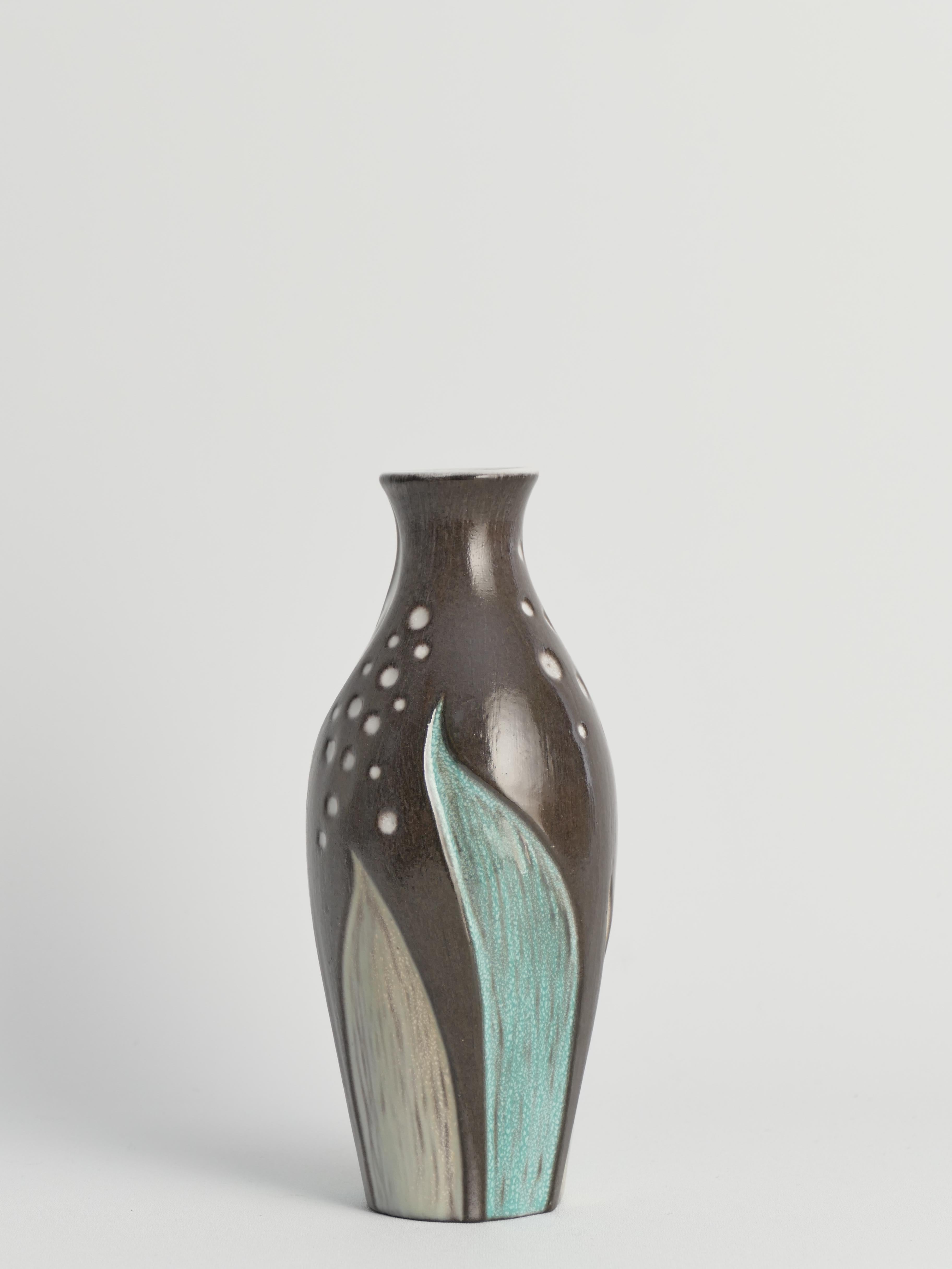 This scandinavian modern ceramic vase with seaweed motif by Mari Simmulson for Upsala Ekeby, Sweden 1950 is adorable!

Crafted between 1958-61, this stunning Mari Simmulson Upsala-Ekeby vase is a testament to the renowned Swedish ceramic design of