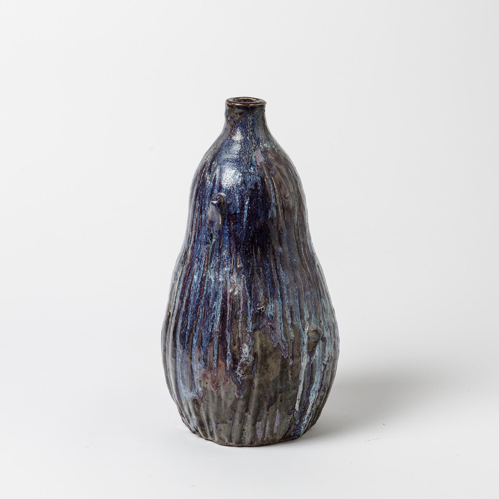 Vase aus Keramik mit weißem Glasurdekor.
Perfekter Originalzustand.
Unter dem Sockel signiert 