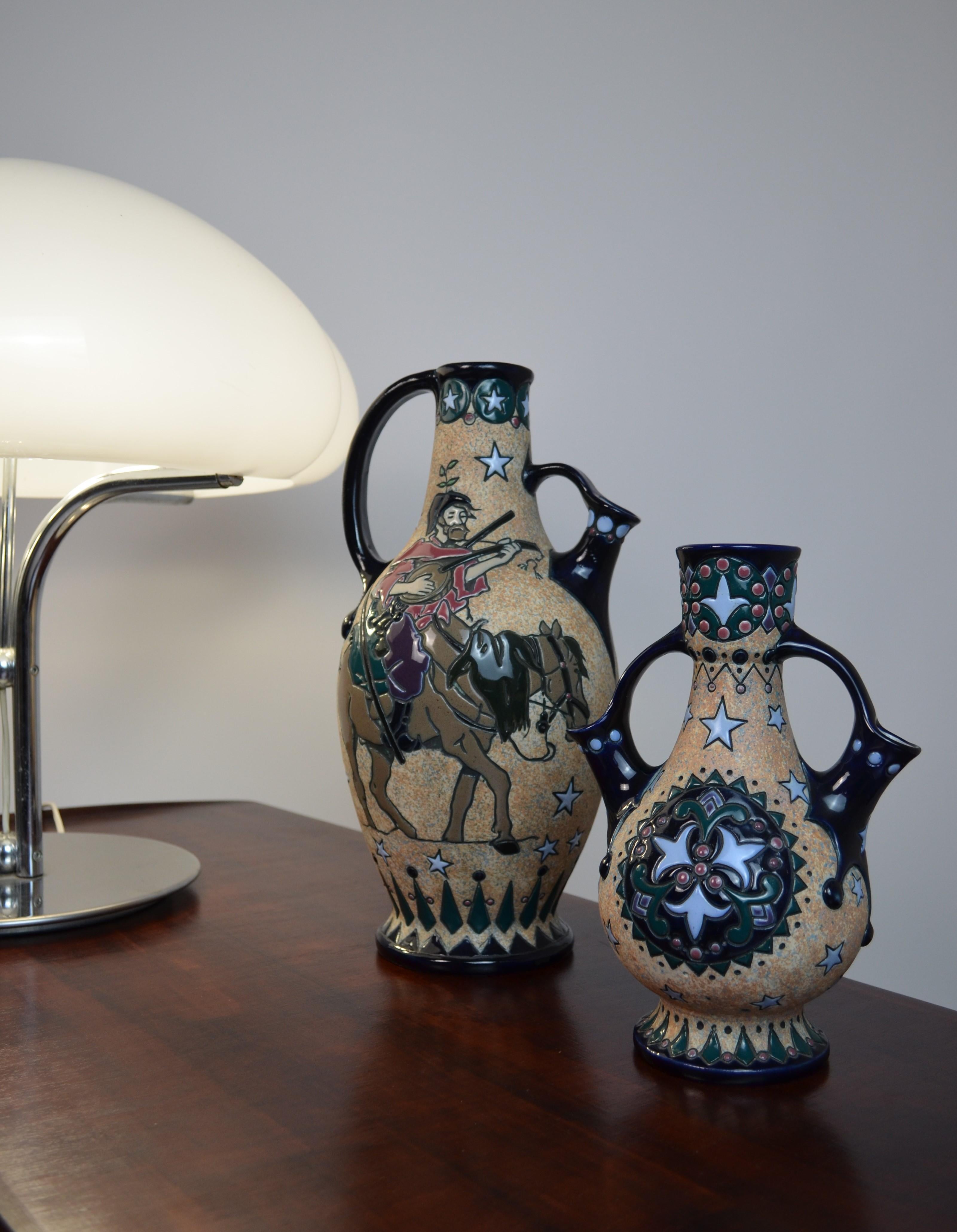 Paar tschechoslowakische glasierte Keramikvasen des Herstellers Amphora, 20er Jahre
Art déco-Stil
Selten und spektakulär
Die größte ist mit dem Herstellerkennzeichen auf der Unterseite versehen
Höhe: 37 und 25 cm
Durchmesser: 16 und 13 cm