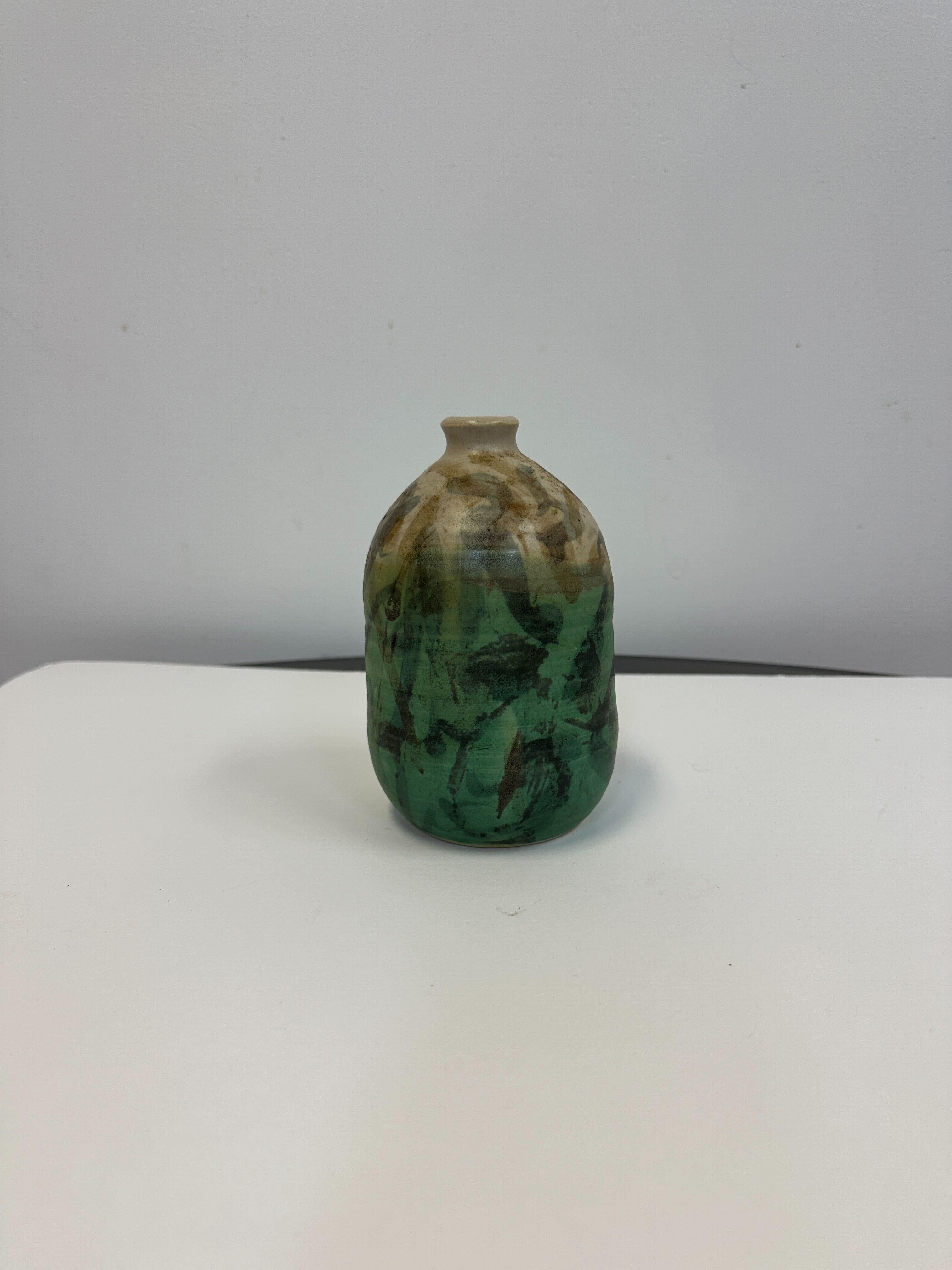 The beautiful ceramic vessel is in very good overall condition. Measuring 6