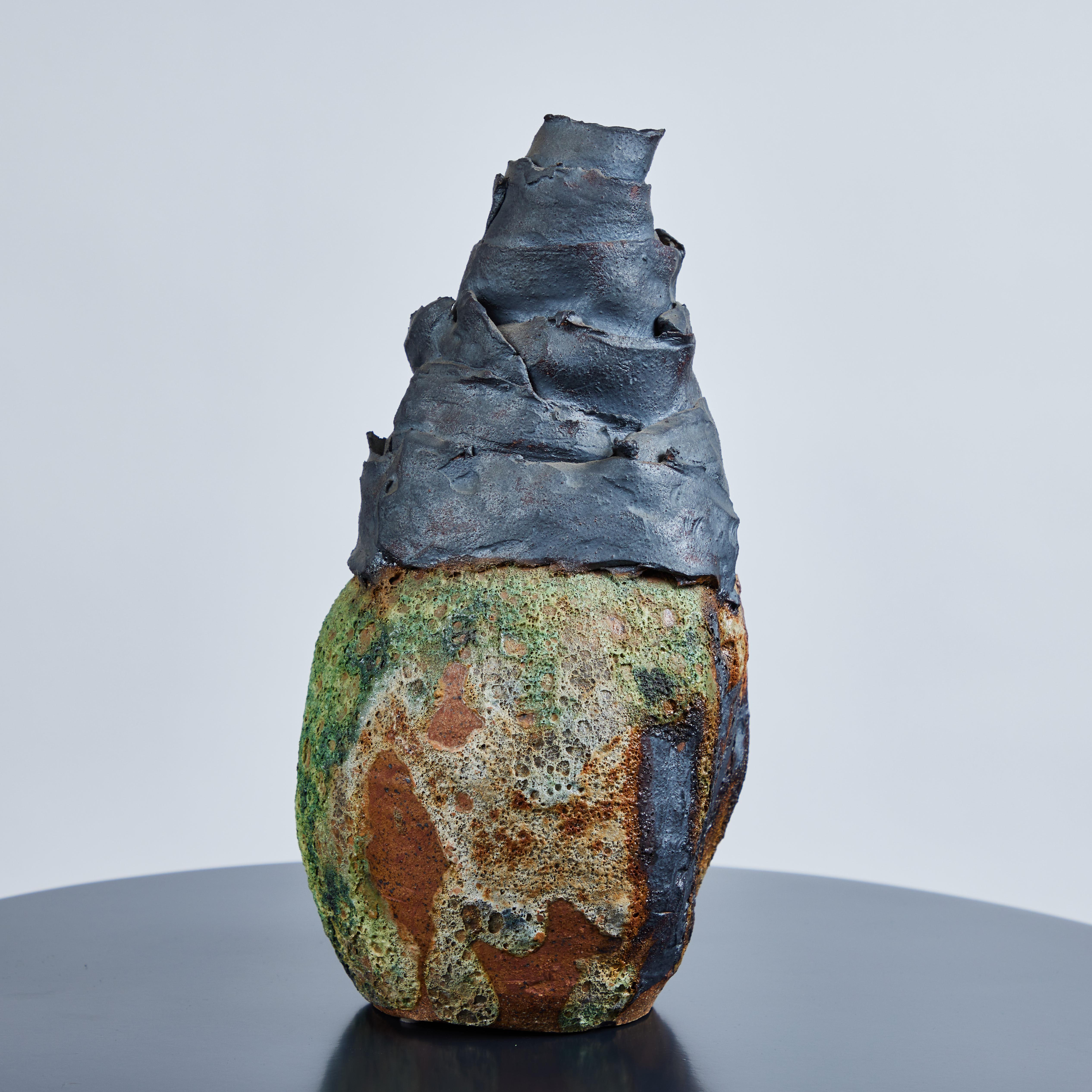 Vase en céramique de Caroline Blackburn Bon état - En vente à Pasadena, CA