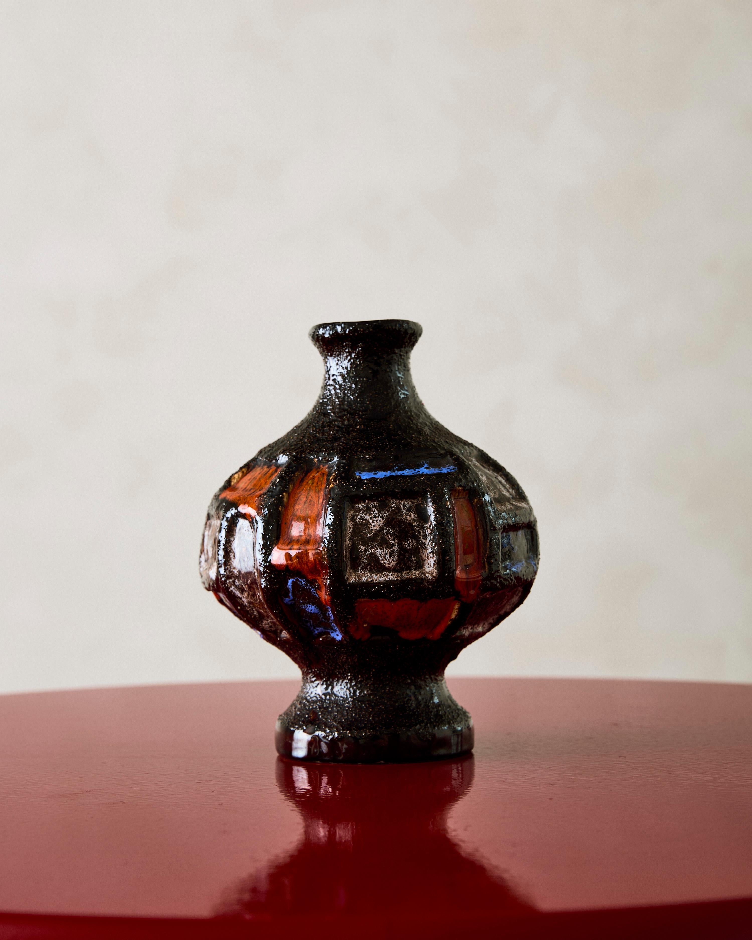 Un vaso in ceramica di Maurice Chalvignac, ornato con vernice multicolore.

