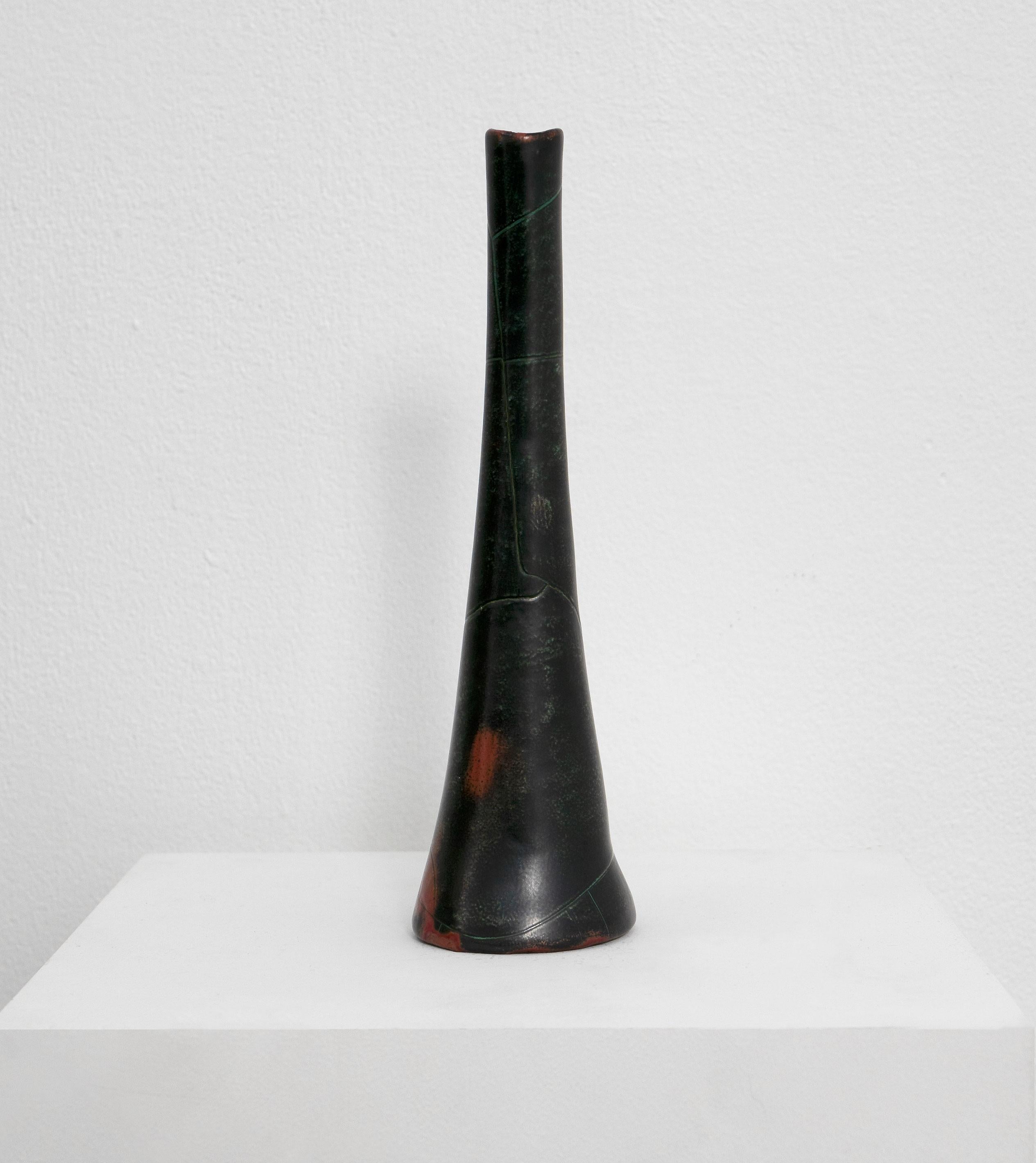 Richard Uhlemeyer was born in Göttingen, Germany, and attended the Hanover arts and crafts school  in the 1920s. In the 1930s he founded his pottery studio the 'Kunsthandwerk Richard Uhlemeyer' which gained national acclaim. 

Dimensons (cm,