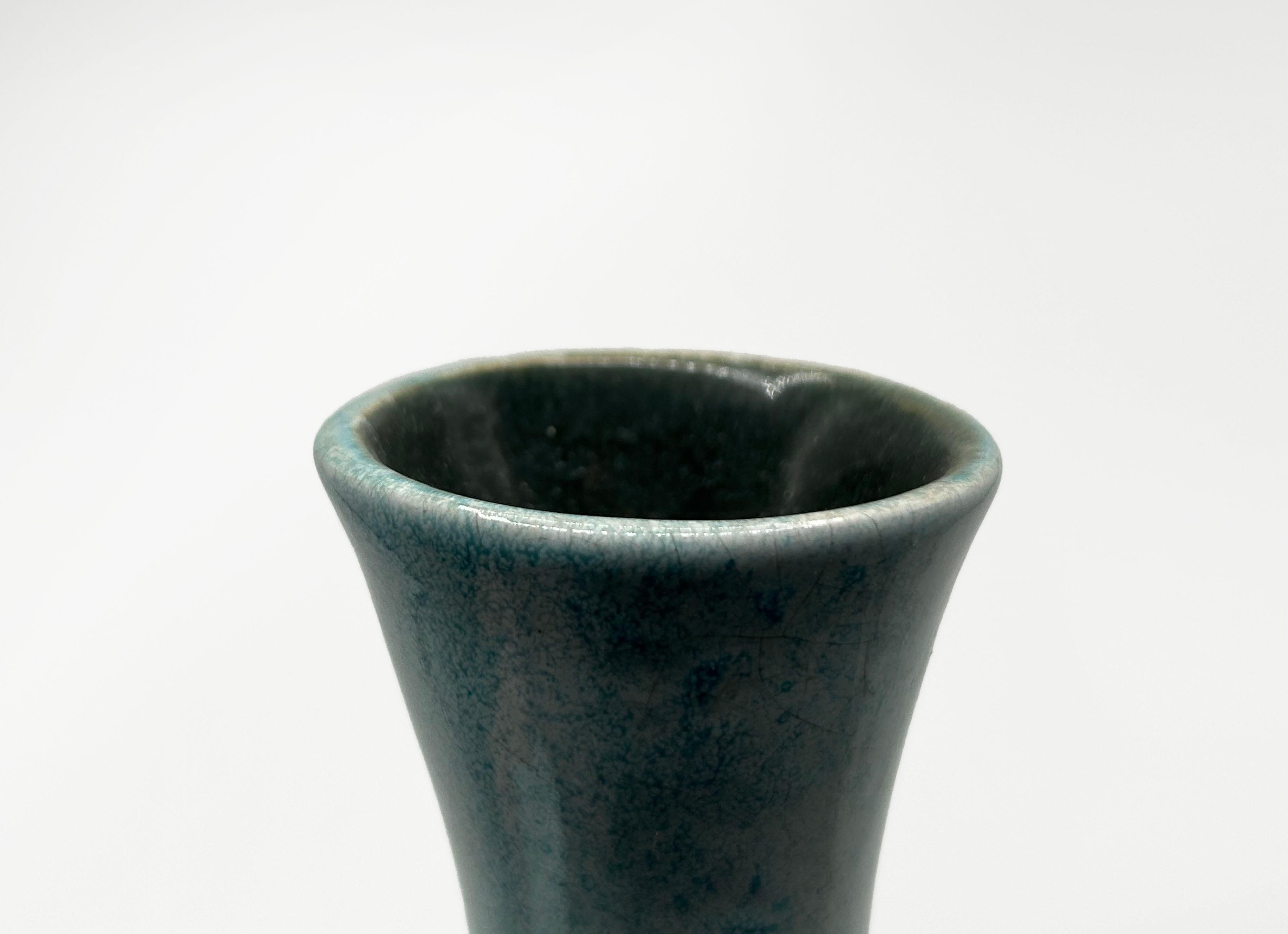Vase en céramique de l'Artistics Mario Dario Grandi
Ce récipient en céramique artistique, signé par Mario Darío Grandi, présente un corps ovale et allongé qui se rétrécit à la base et au niveau du cou, pour aboutir à une bouche subtilement évasée.