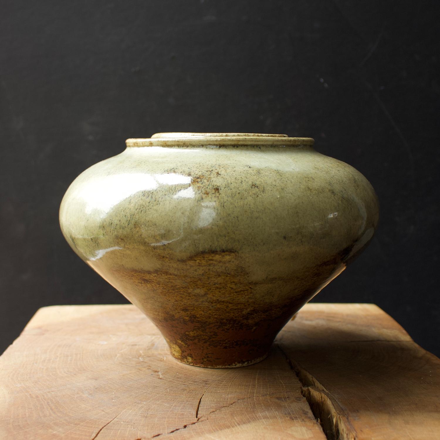 Vaso in ceramica del ceramista britannico Waistel Cooper (1921 - 2003). Seconda metà del XX secolo.

Smaltato all'interno e all'esterno in una combinazione di toni naturali. Firmato 