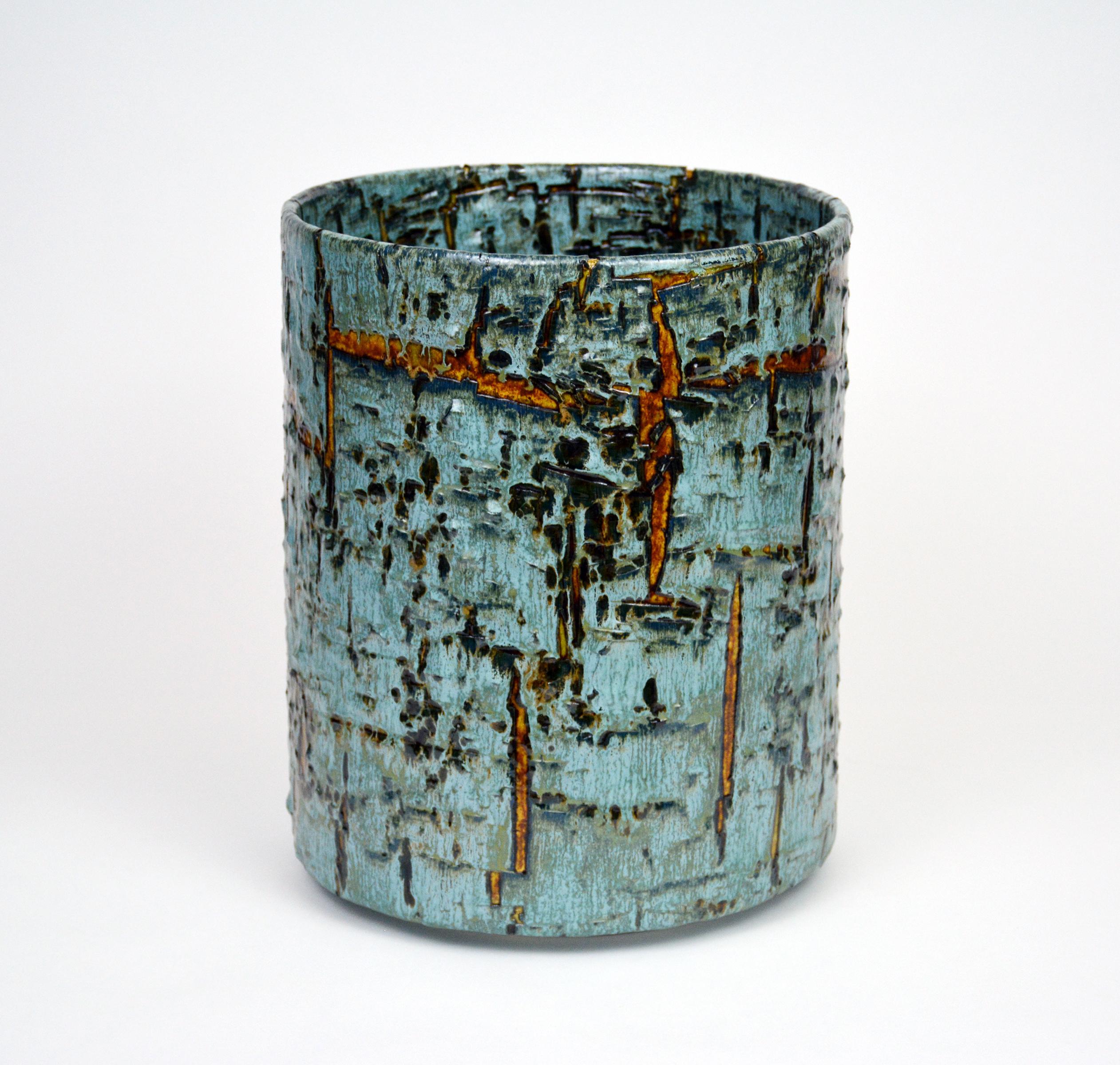 Zylindrische, glasierte Keramikskulptur von William Edwards
Handgefertigtes Steingutgefäß, mehrfach gebrannt, um eine strukturierte Oberfläche von zufälliger Abstraktion zu erhalten, in Blautönen mit bernsteinfarbener Glanzglasur, die
