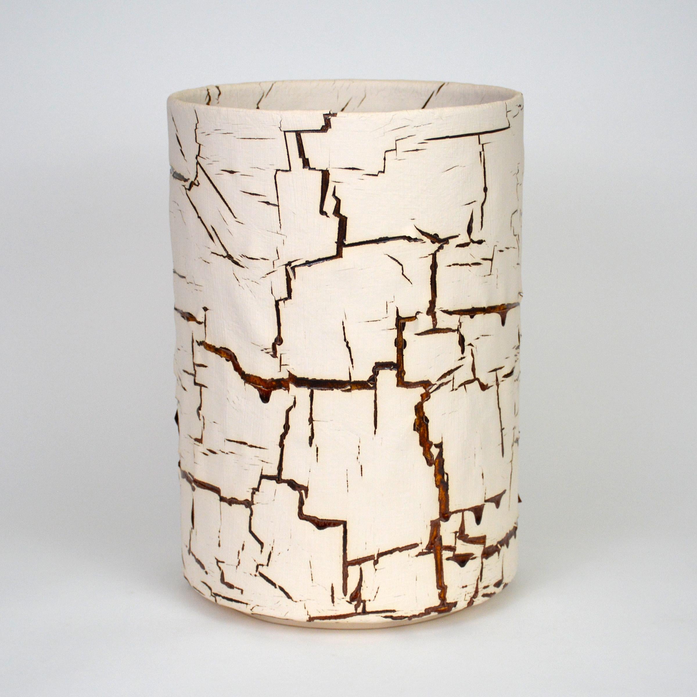 Zylindrische, glasierte Keramikskulptur von William Edwards
Handgefertigtes Steingutgefäß, mehrfach gebrannt, um eine strukturierte Oberfläche von zufälliger Abstraktion zu erhalten, weiß matt mit durchbrechender bernsteinfarbener