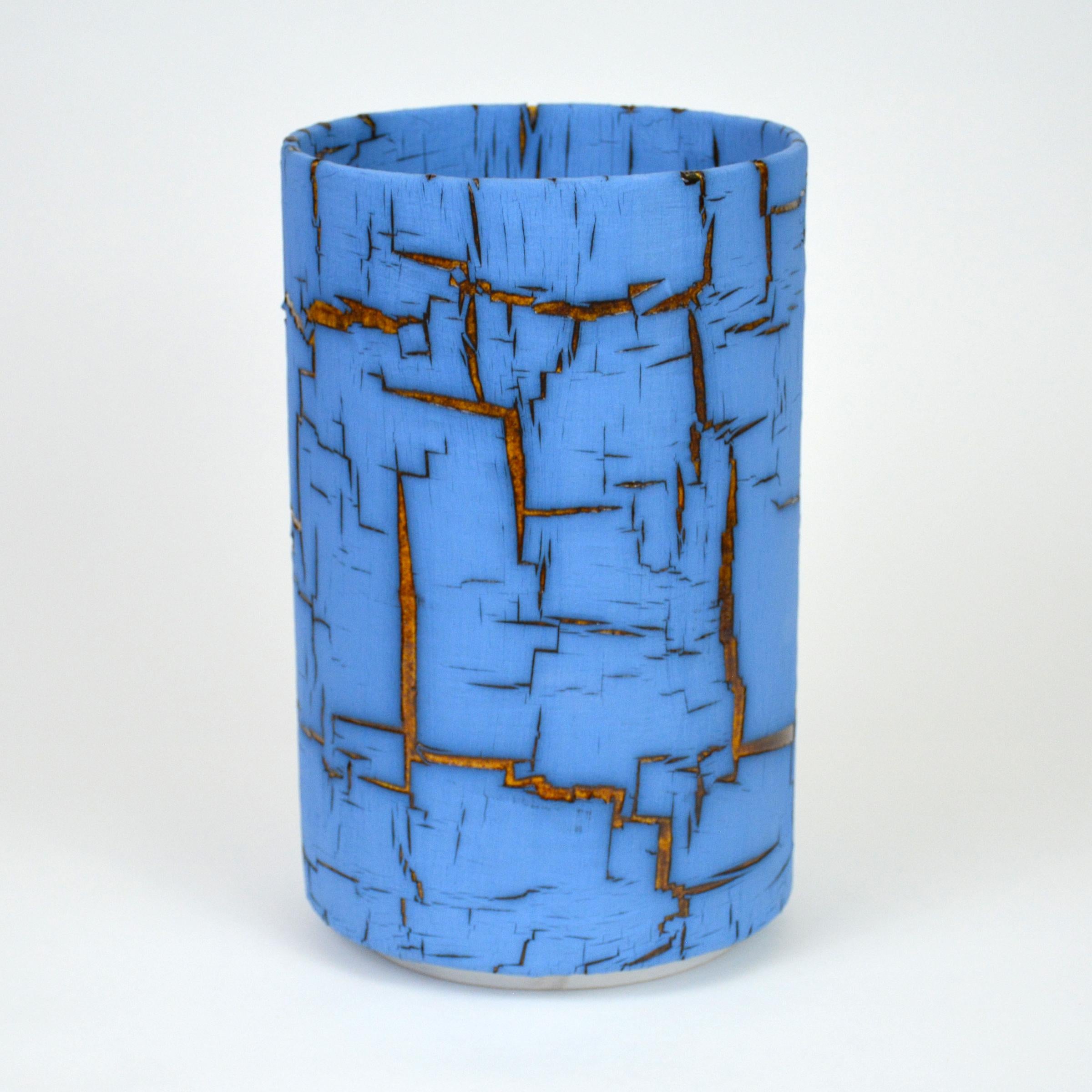 Zylindrische glasierte Keramikskulptur von William Edwards
Handgefertigtes Steingutgefäß, mehrfach gebrannt, um eine strukturierte Oberfläche von zufälliger Abstraktion zu erhalten, blaue matte und bernsteinfarbene glänzende Glasur, die