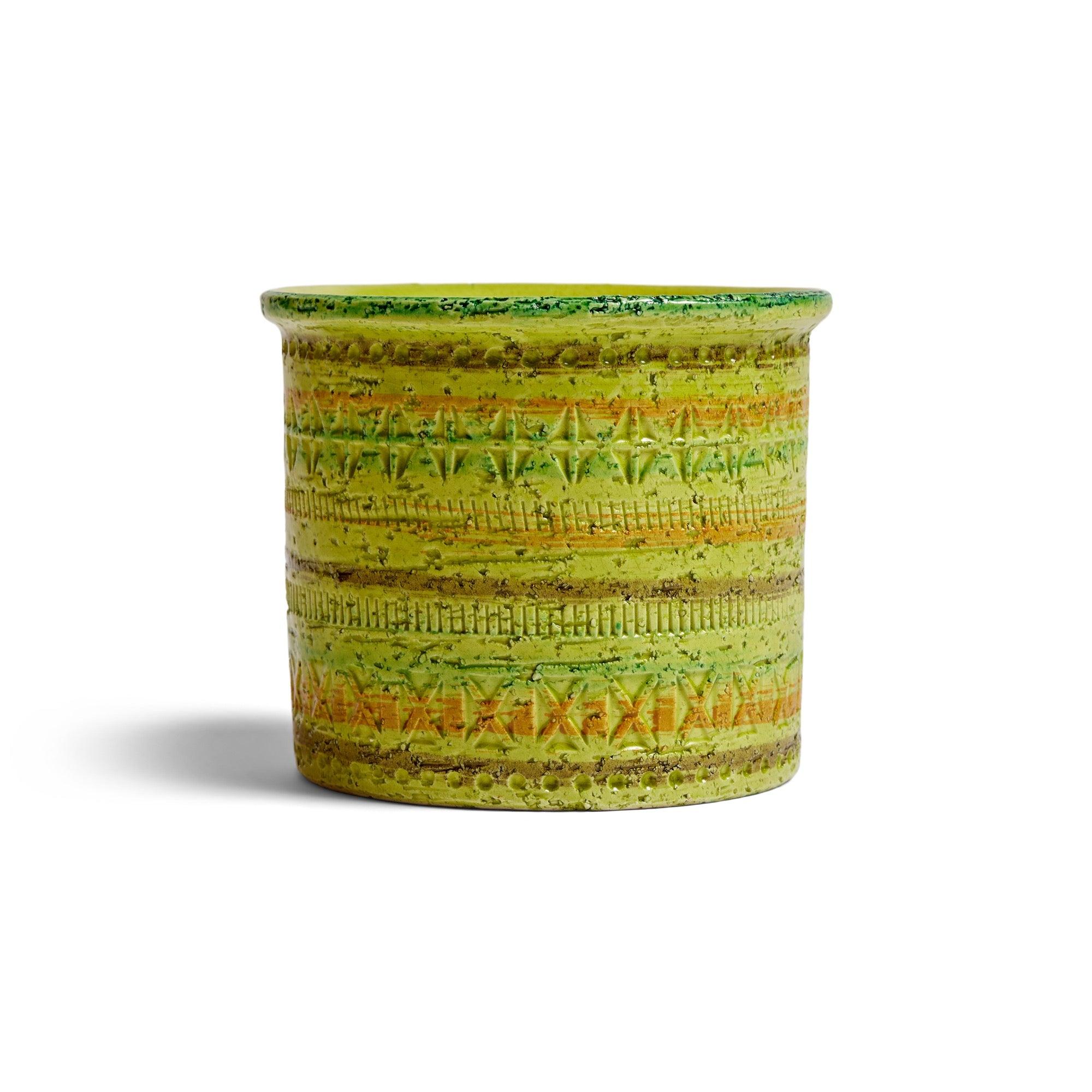 Una luminosa fioriera in ceramica con disegni geometrici impressi, smaltata in vivaci tonalità di verde.