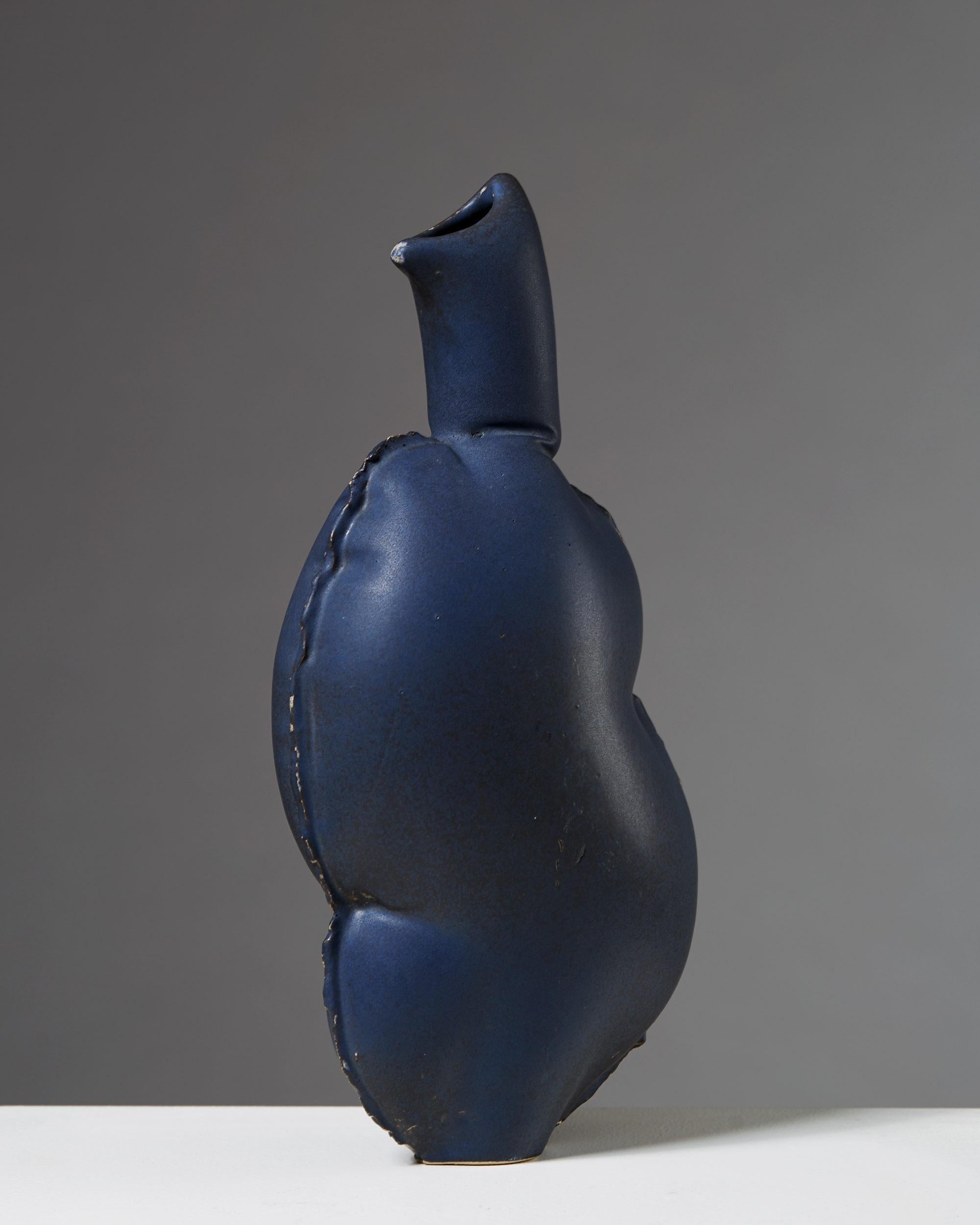 Ceramic vessel made by Mia Göransson, Sweden. Stoneware.

Signed 'Mia'.