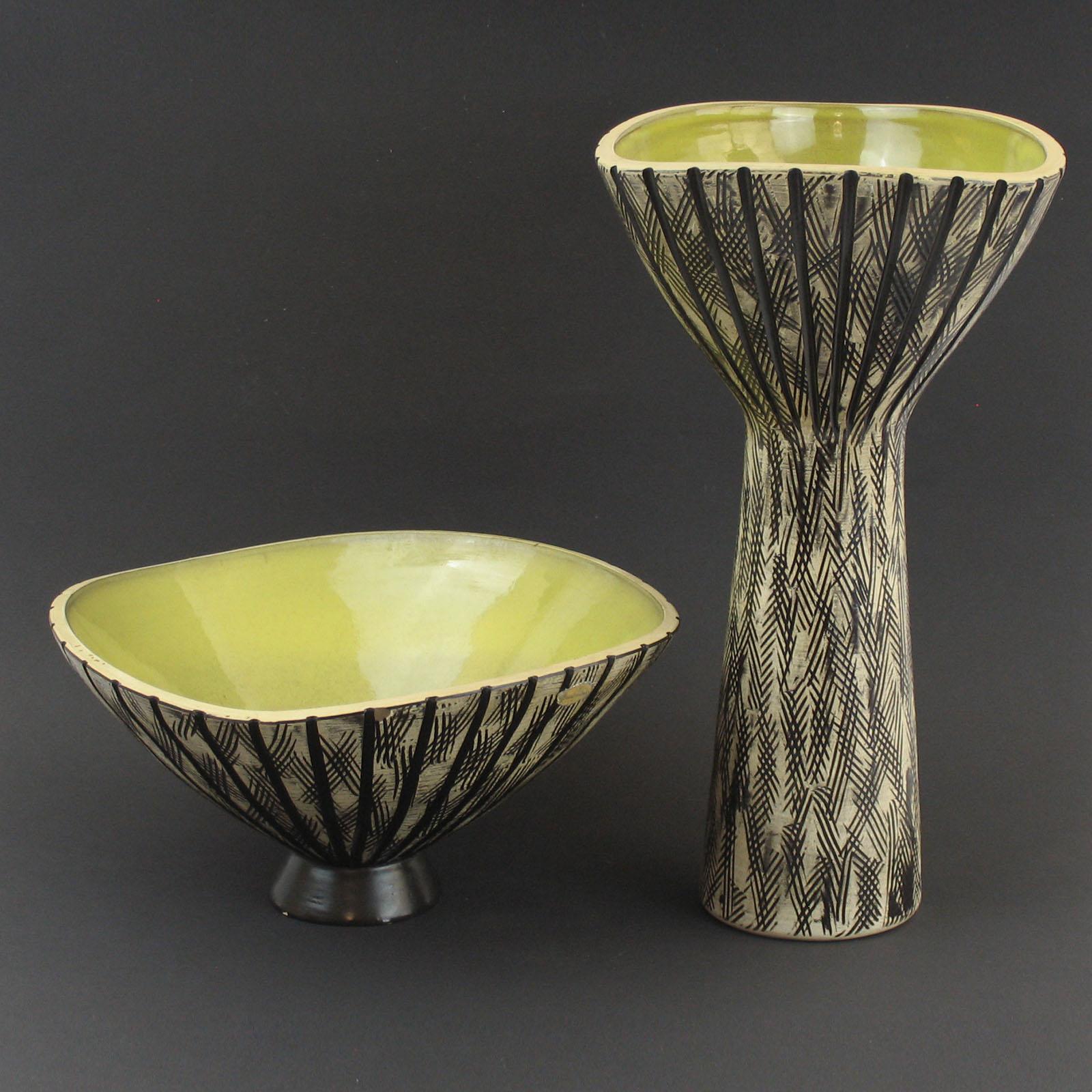 Suédois Vases en céramique par Mari Simulsson pour Upsala Ekeby Suède années 1950 en vente