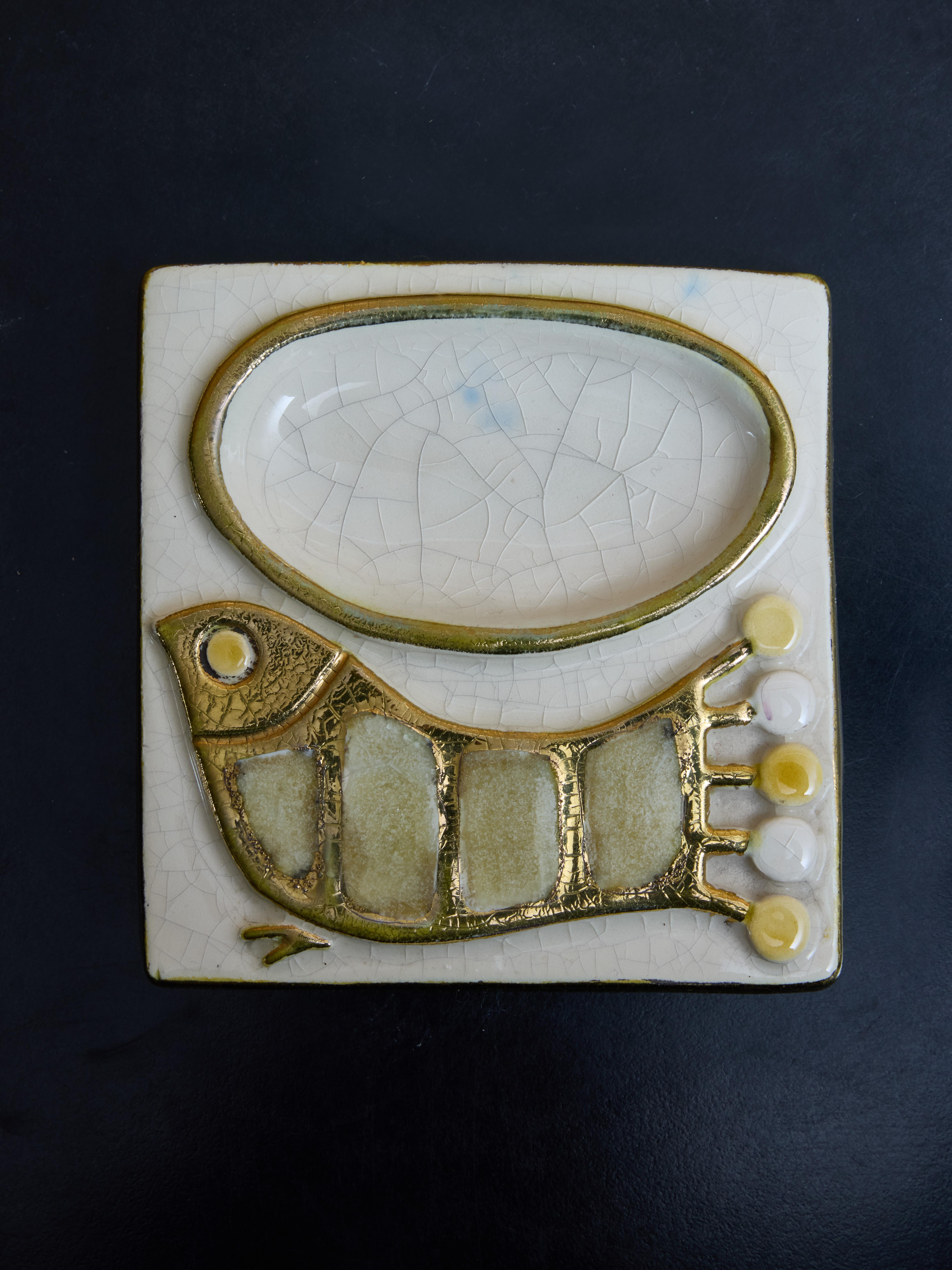 Small vide-poche tray in ceramic with white and gold glazed bird decor by the french artist Mithé Espelt.

Marie Thérèse Espelt, aka. Mithé Espelt (1923-2020)

Born in the town of Lunel, near Montpelier; Mithé Espelt began her career in 1943