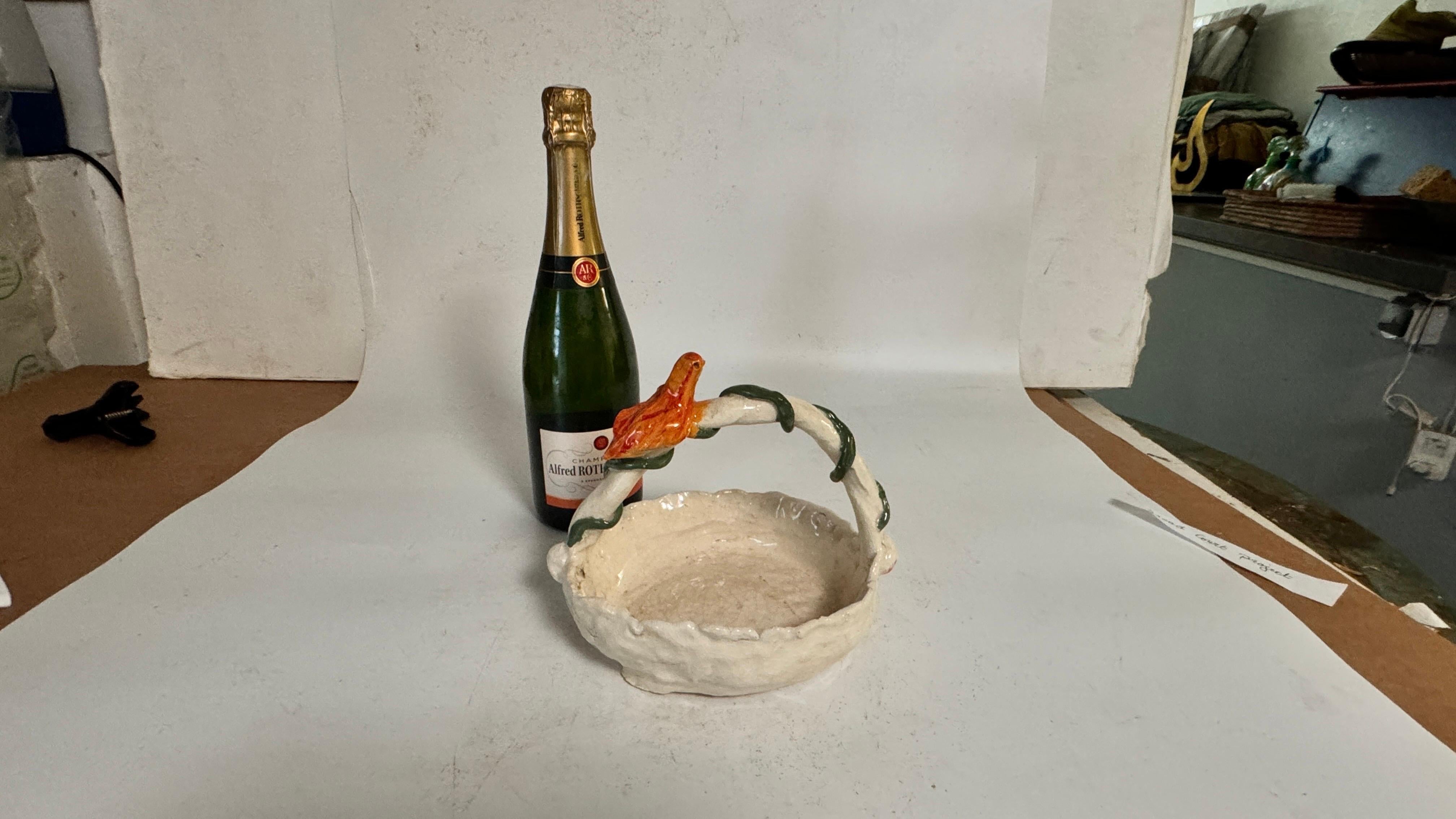 Mid-Century Modern Vide Poche en céramique avec une poignée avec un oiseau sculpté Circa 1960 France en vente