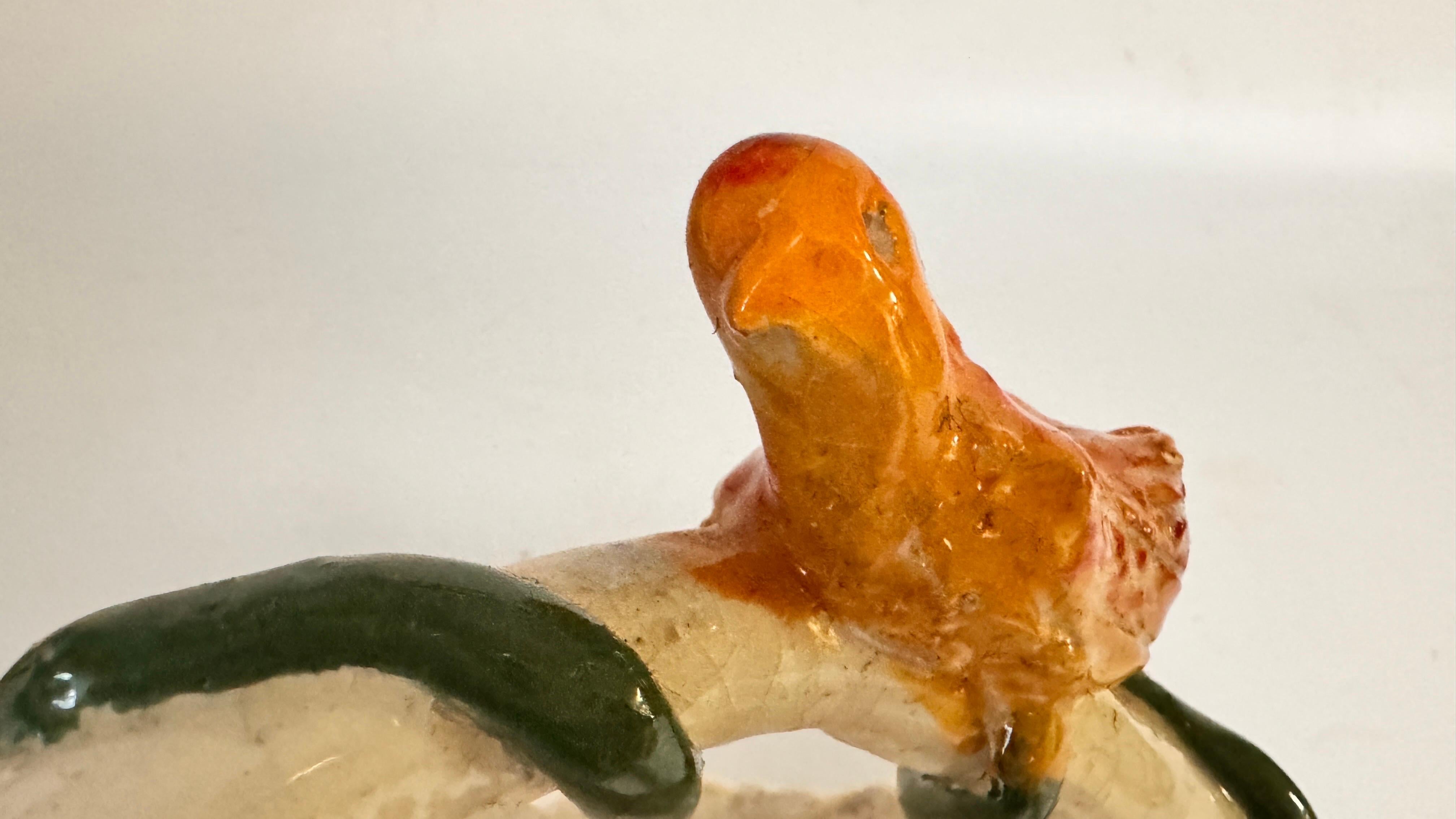 Français Vide Poche en céramique avec une poignée avec un oiseau sculpté Circa 1960 France en vente