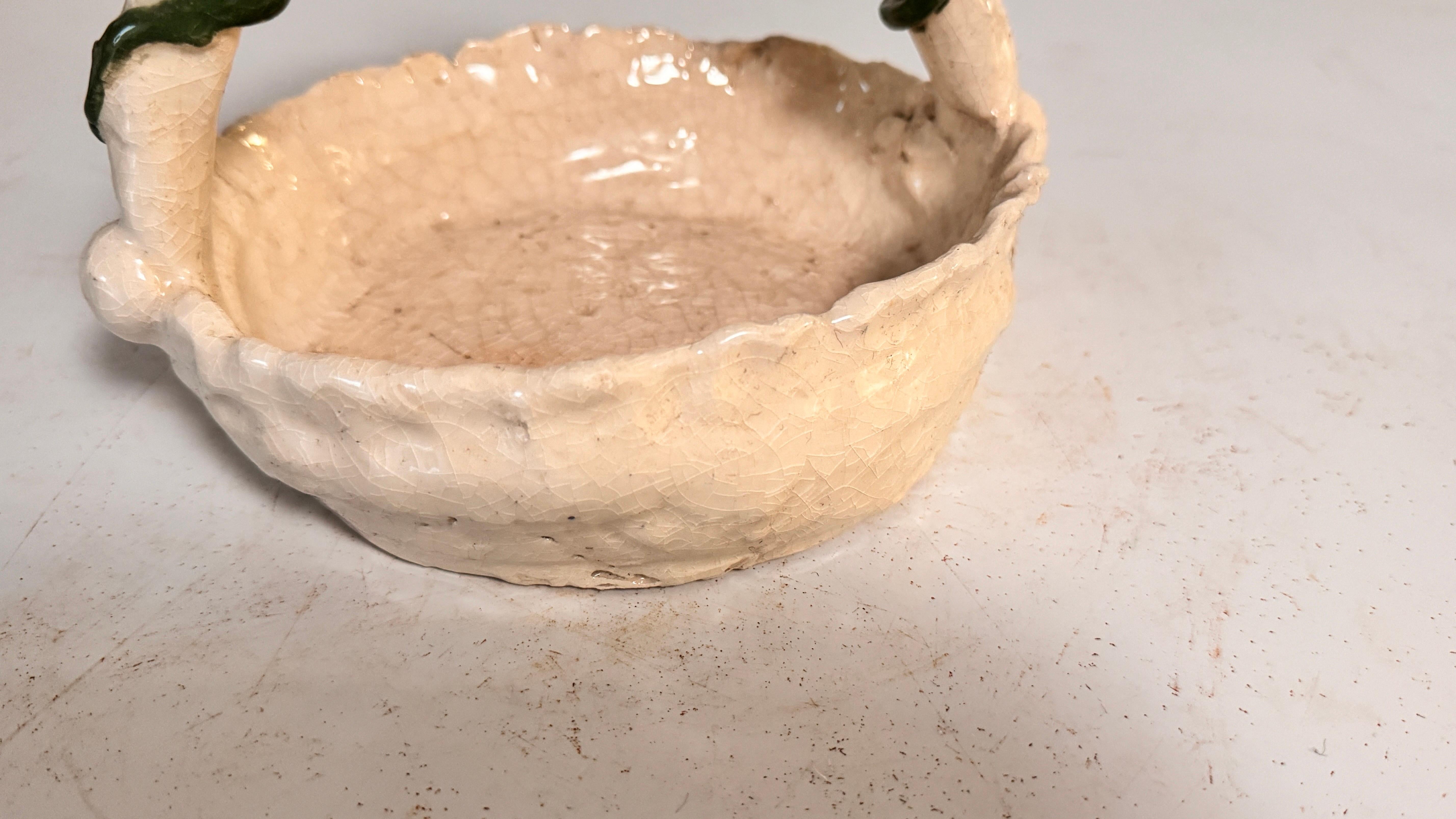 Vide Poche en céramique avec une poignée avec un oiseau sculpté Circa 1960 France Bon état - En vente à Auribeau sur Siagne, FR