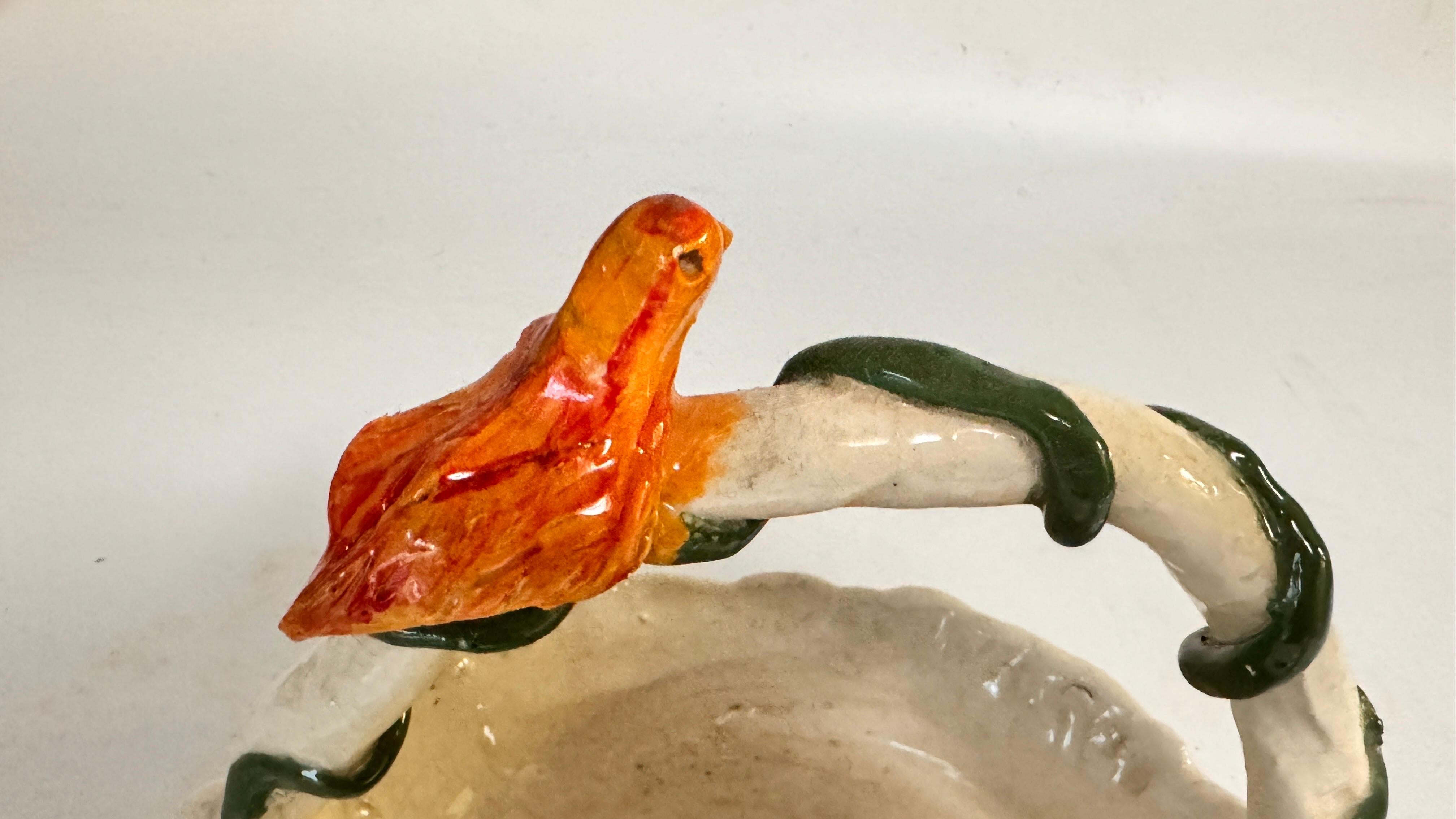 Céramique Vide Poche en céramique avec une poignée avec un oiseau sculpté Circa 1960 France en vente