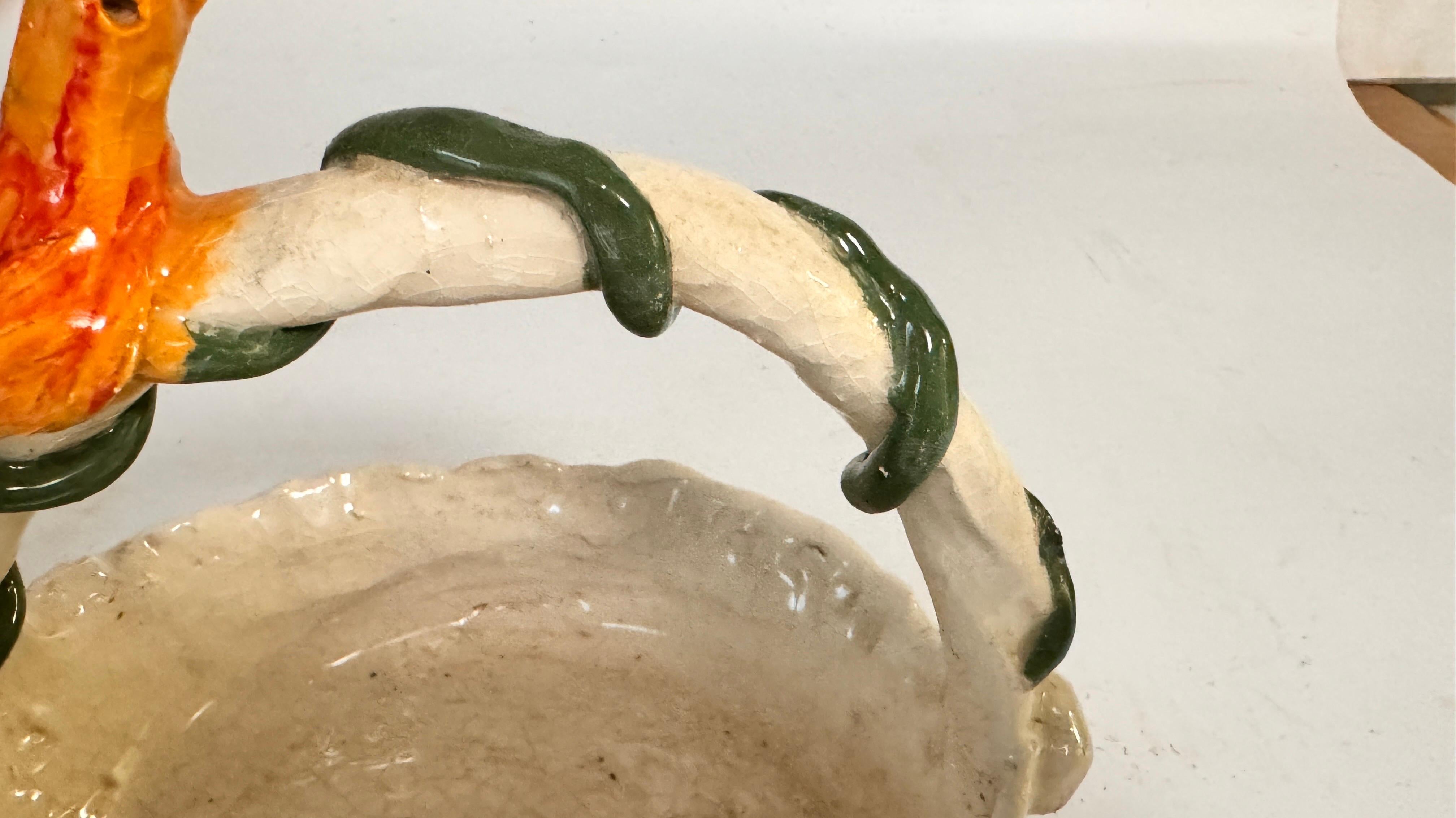 Vide Poche en céramique avec une poignée avec un oiseau sculpté Circa 1960 France en vente 1