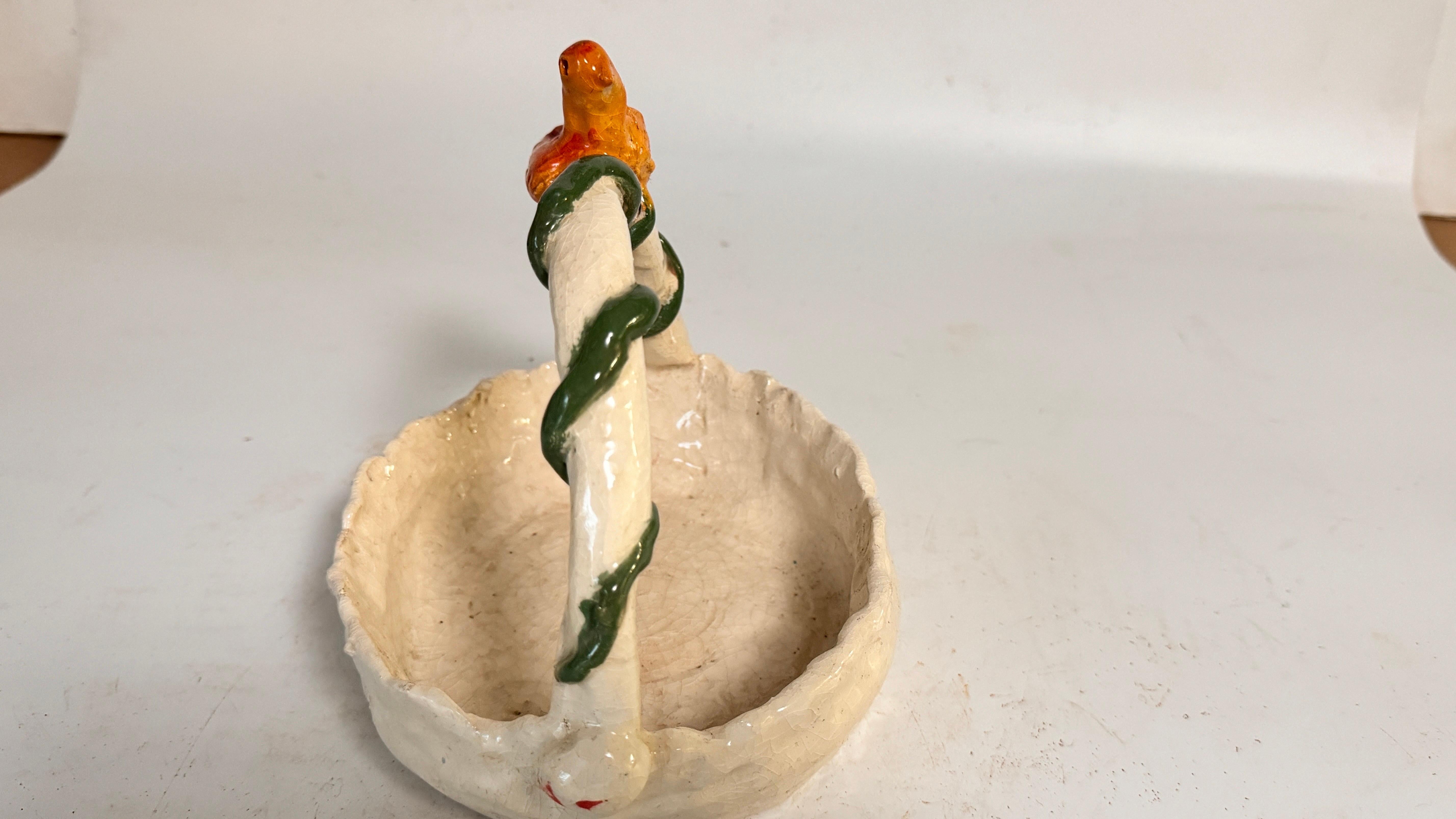Vide Poche en céramique avec une poignée avec un oiseau sculpté Circa 1960 France en vente 2