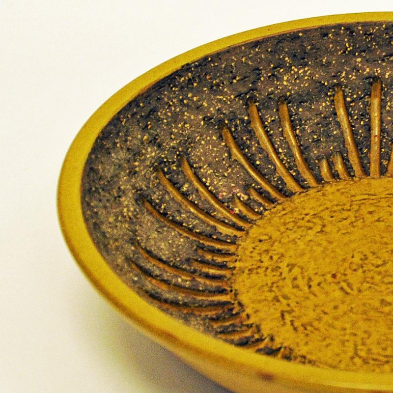 Swedish Mid-Century Modern ceramic dish or bowl by Upsala-Ekeby, Sweden 1960s. Hand painted chamotte clay on a mustard yellow base and grey bottom. Suitable for both fruit and vegetables on your table.
Measures: 27 cm D x 6.5 cm H. Stamp