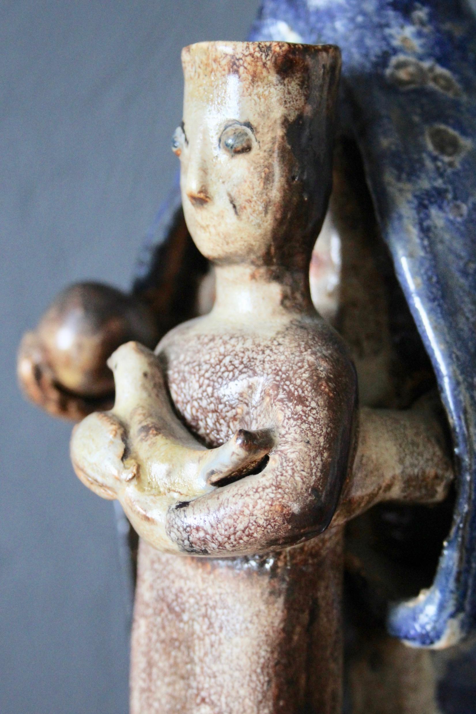 Keramik-Frauenpaar mit Kind im Angebot 2