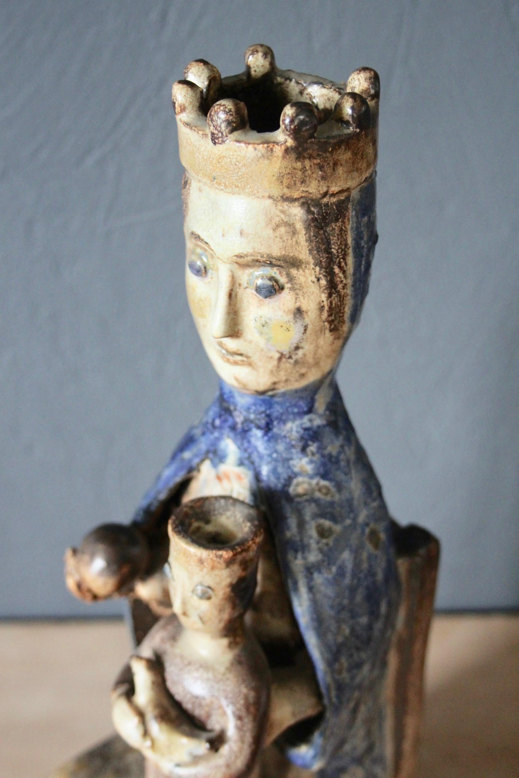 Keramik-Frauenpaar mit Kind im Angebot 3