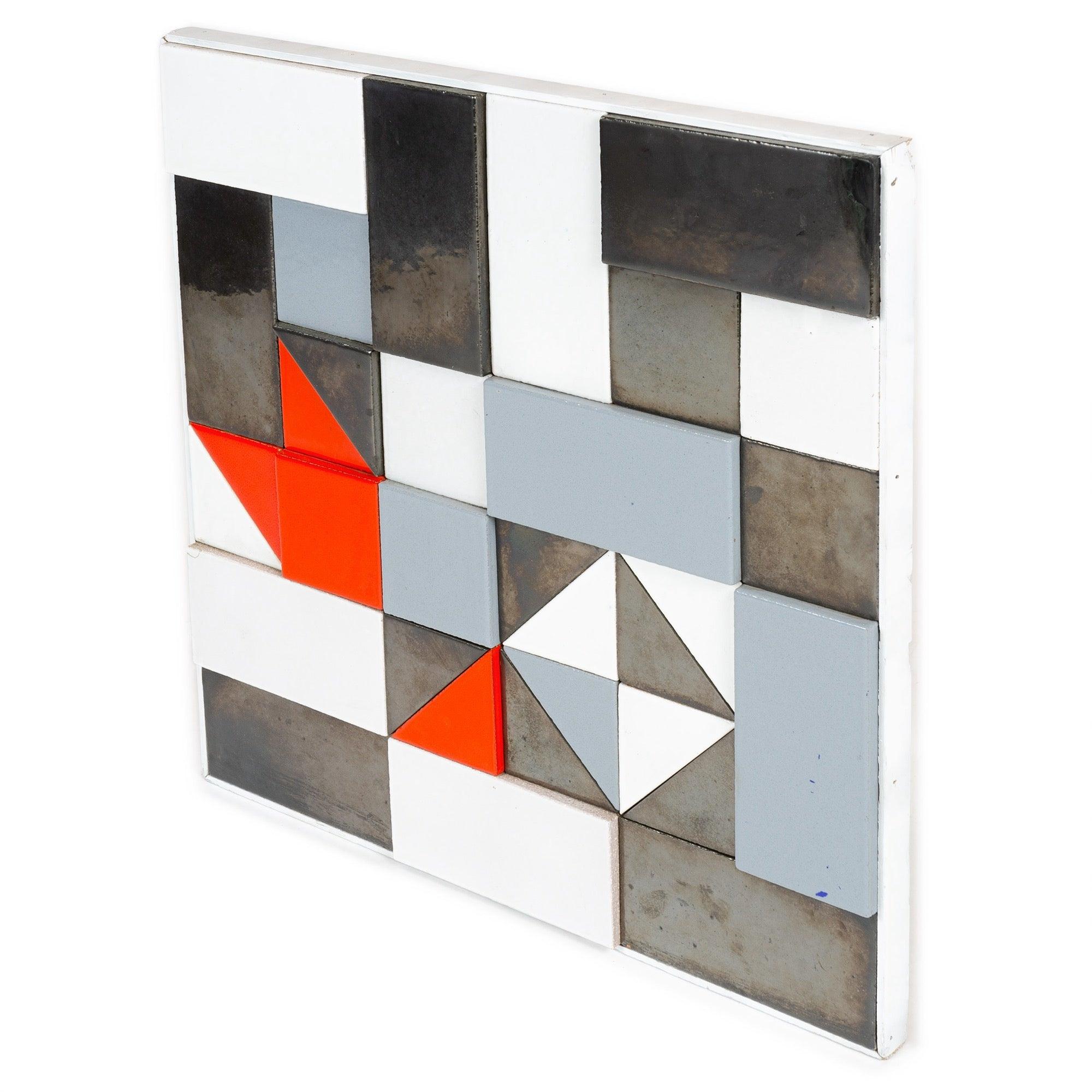 Ein einzigartiges konstruktivistisches Kunstwerk, das aus einer asymmetrischen Anordnung von schwarzen, weißen, grauen und rot-orangen Keramikfliesen unterschiedlicher Form und Dicke besteht.