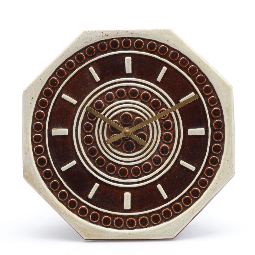 Horloge murale en céramique conçue dans les années 1950 par Britt-Louise Sundell pour Gustavsberg. Équipée d'un mouvement à pile Junghans.