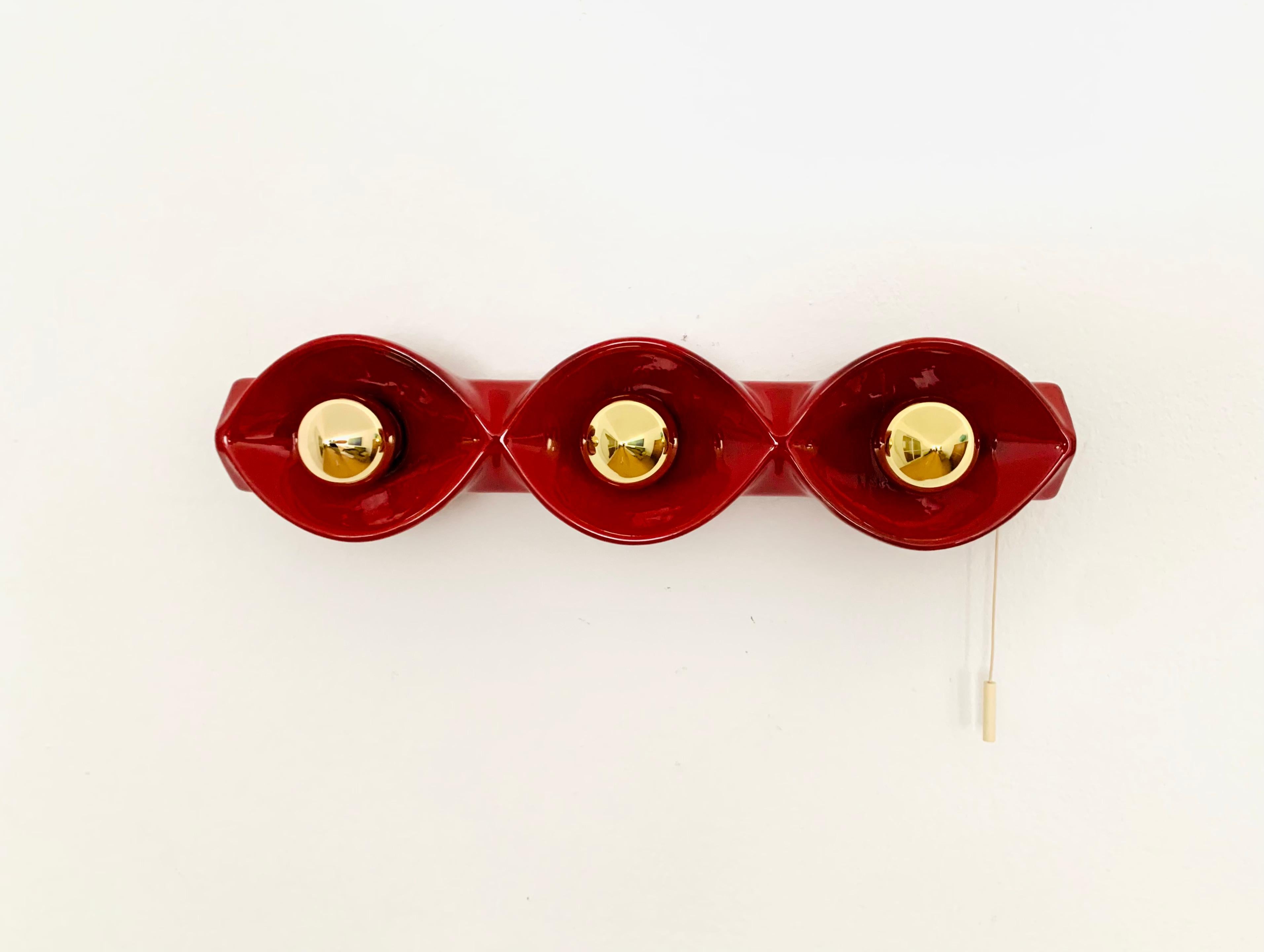 Très belle lampe en céramique des années 1960.
Merveilleuse conception et exécution.
La lampe est un véritable accroche-regard et crée une belle lumière.

Condit : 

Très bon état vintage avec de légers signes d'usure liés à l'âge.
Signes mineurs