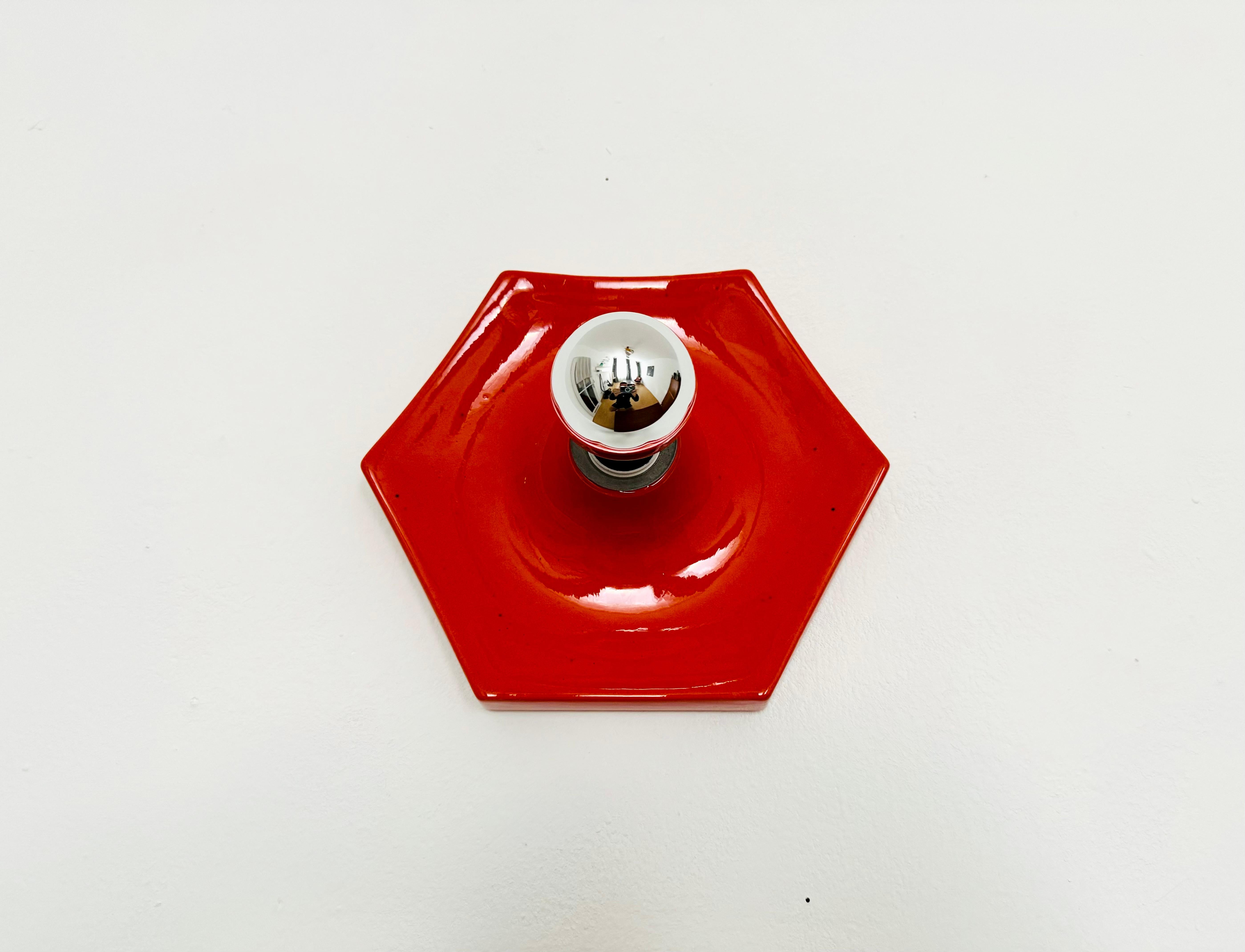 Très belle lampe en céramique des années 1960.
Merveilleuse conception et exécution.
La lampe à la glaçure peinte à la main attire tous les regards.

Condit :

Très bon état vintage avec de légers signes d'usure dus à l'âge.
Légers signes