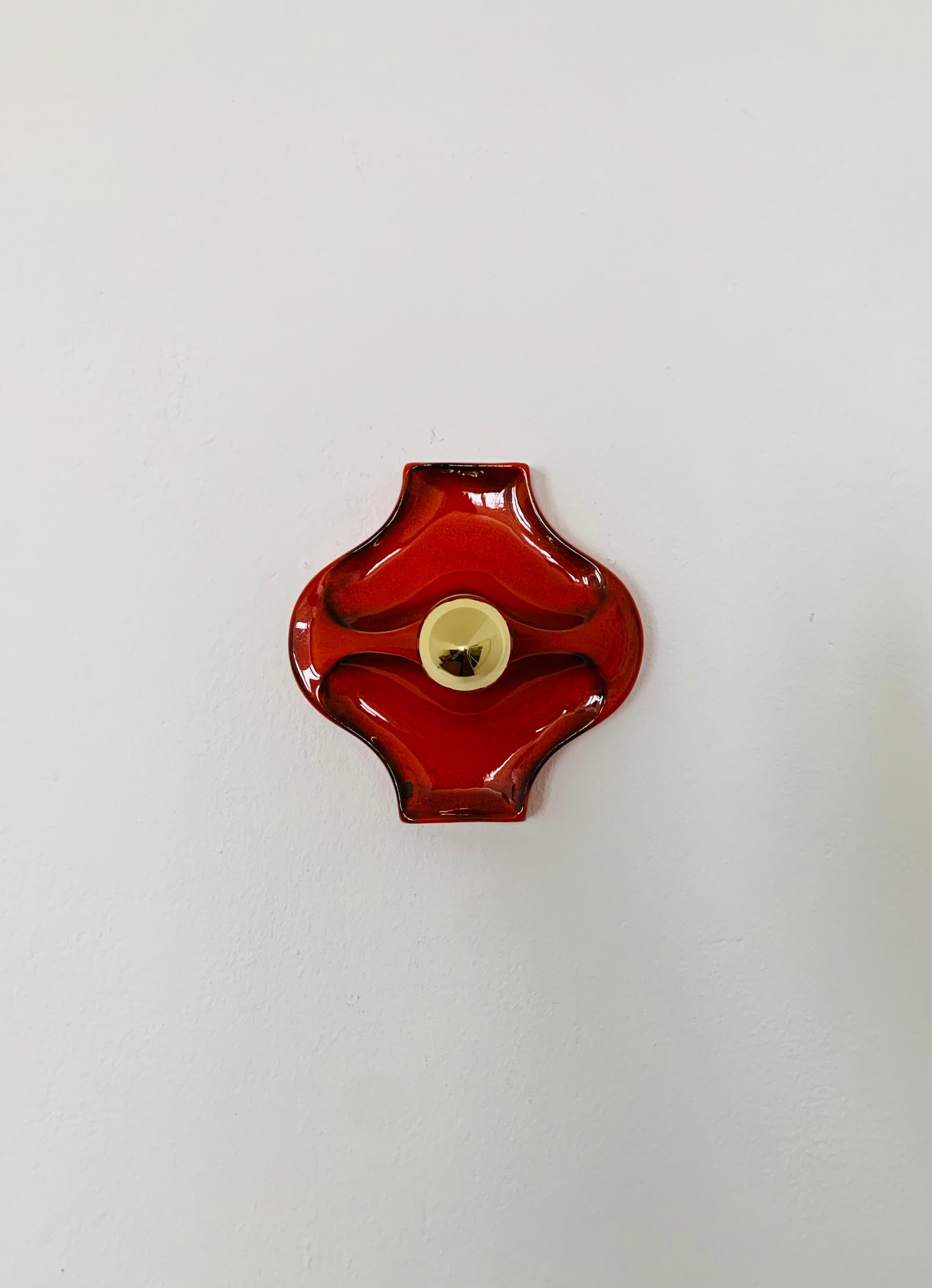 Preciosa lámpara de cerámica de los años 60.
Maravilloso diseño y elaboración.
La lámpara con el esmalte pintado a mano es un verdadero punto de atracción.

Estado:

Muy buen estado vintage con ligeros signos de desgaste debidos a la edad.
Ligeros