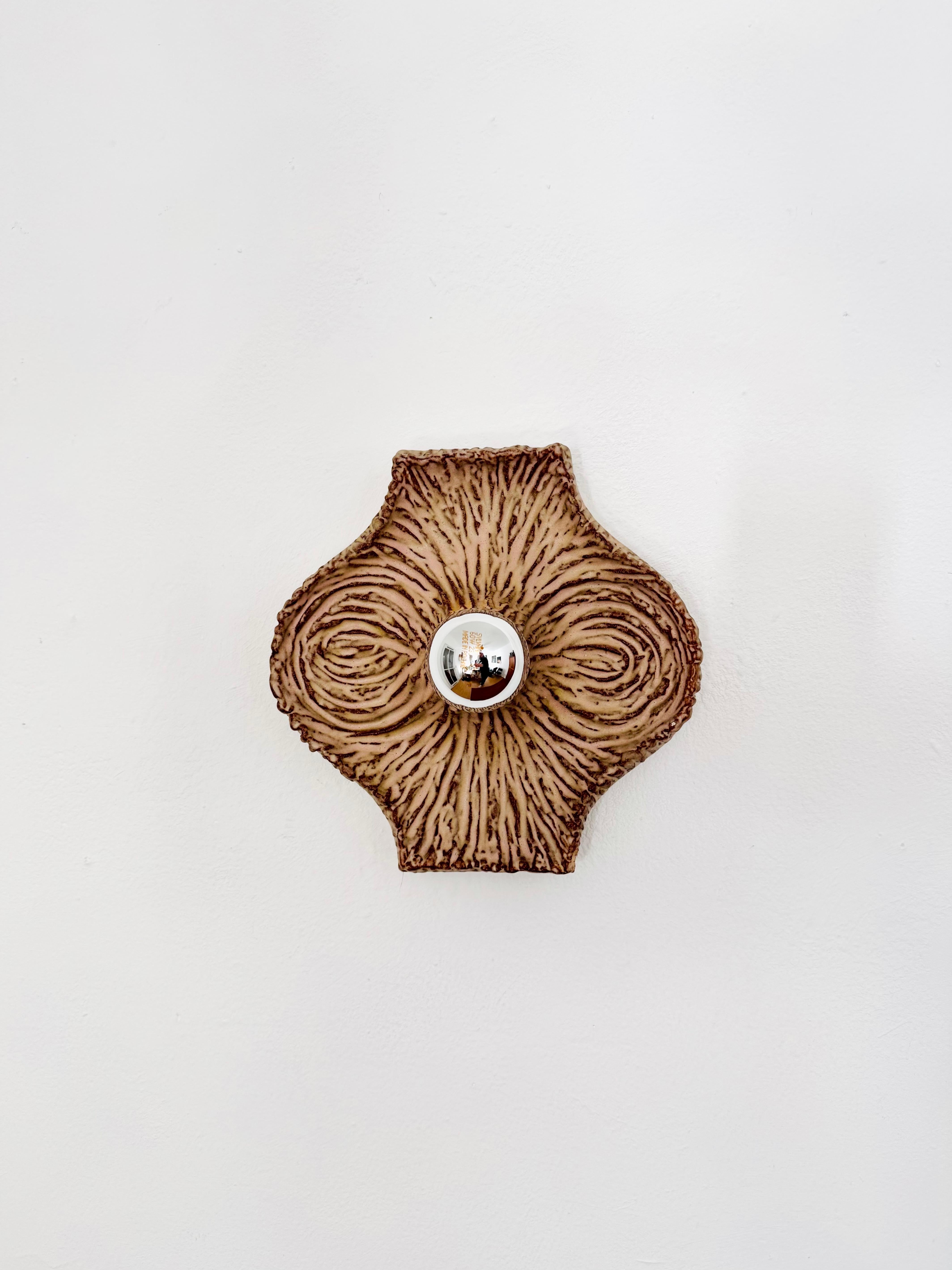Très belle lampe en céramique des années 1960.
Merveilleuse conception et exécution.
La lampe, avec son émail peint à la main et sa structure spéciale, attire tous les regards.

Condit :

Très bon état vintage avec de légers signes d'usure.
Légers