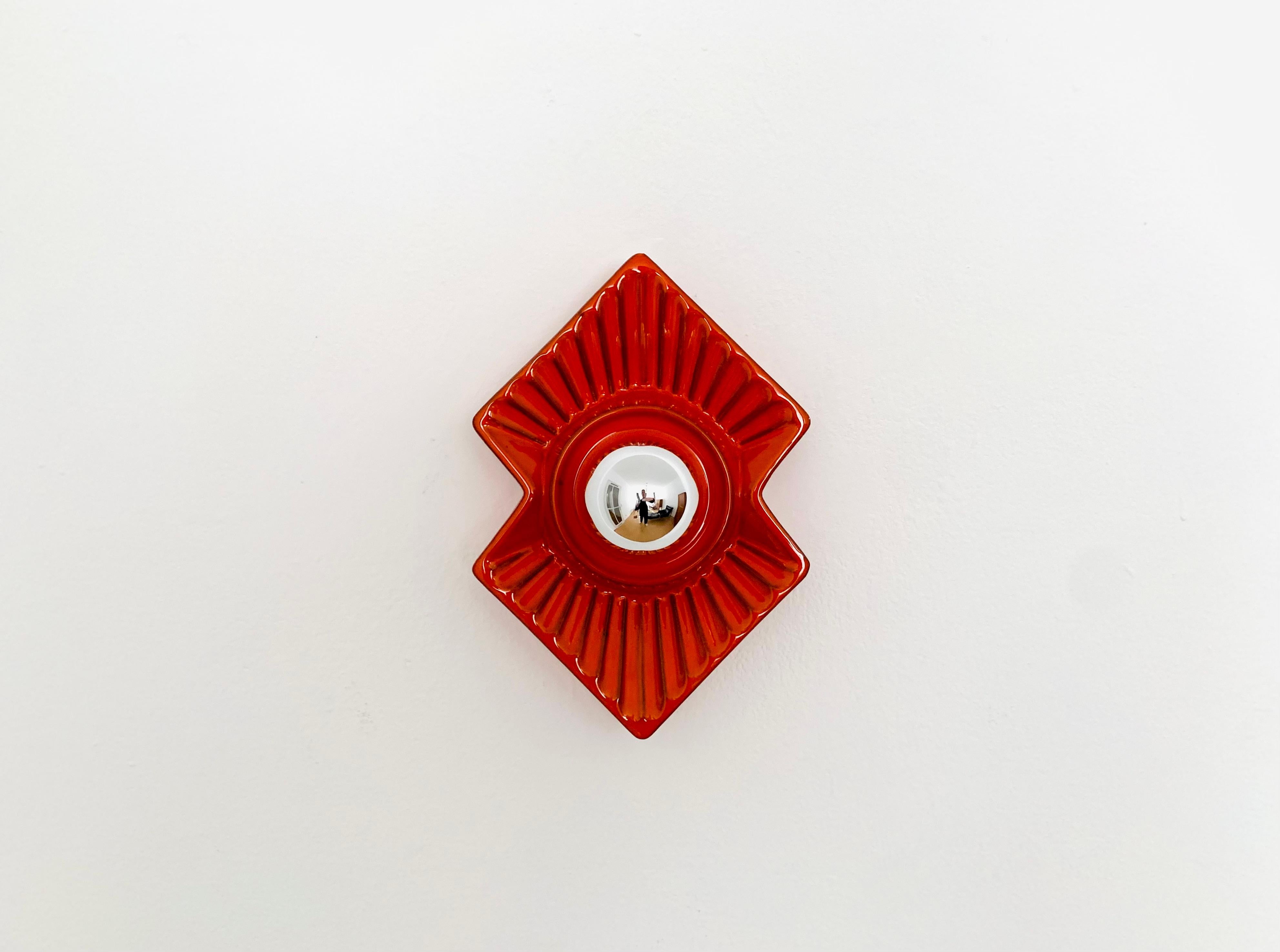 Très belle lampe en céramique des années 1960.
Merveilleuse conception et finition.
La lampe à la glaçure peinte à la main attire tous les regards.

Couleur : orange

Condit :

Très bon état vintage avec de légers signes d'usure correspondant à