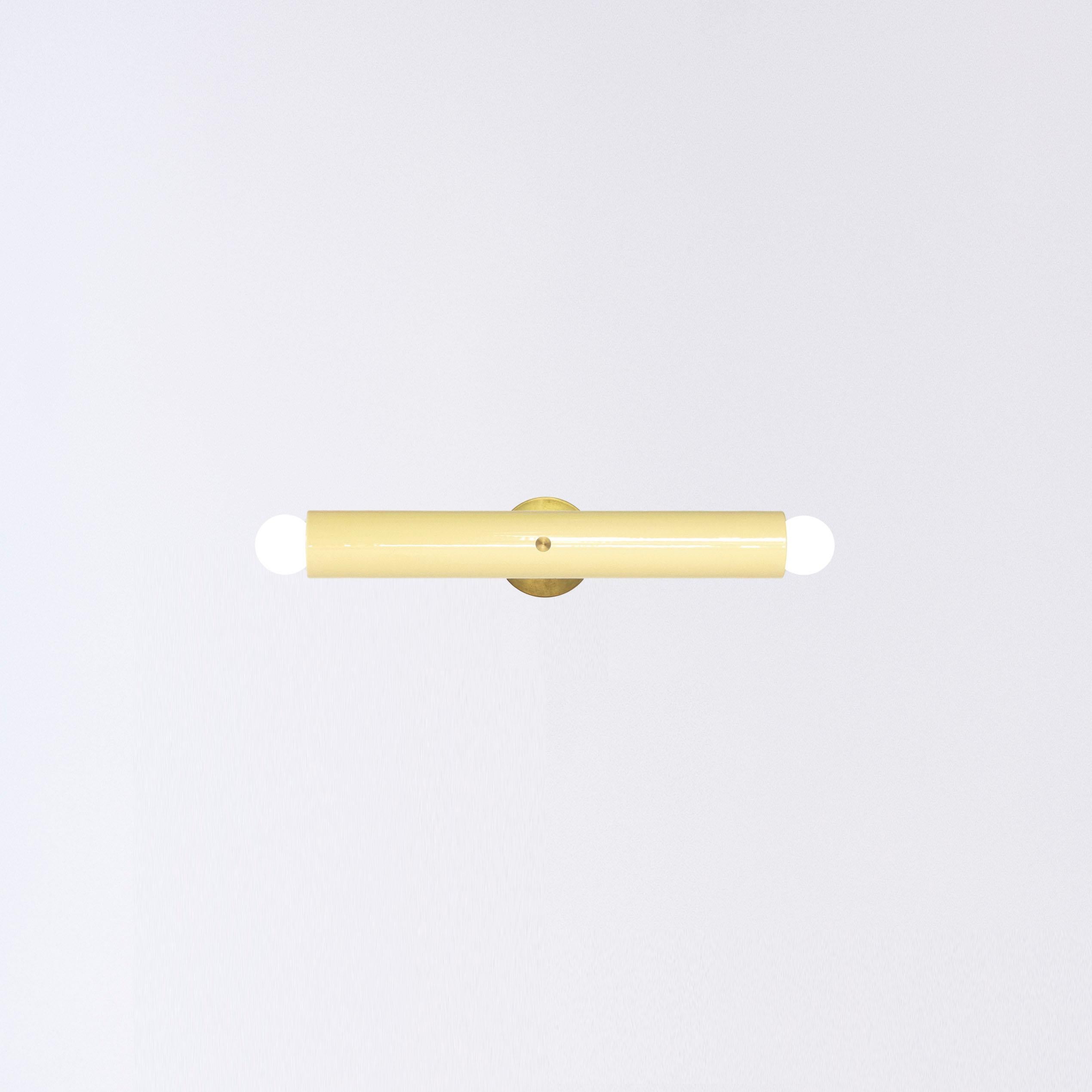 TRN Applique Z1
Concepteur : Pani Jurek

Modèle présenté dans l'image principale : TRN Z1, jaune moelleux brillant
Tube en céramique : 5 cm x 36 cm / 14,17