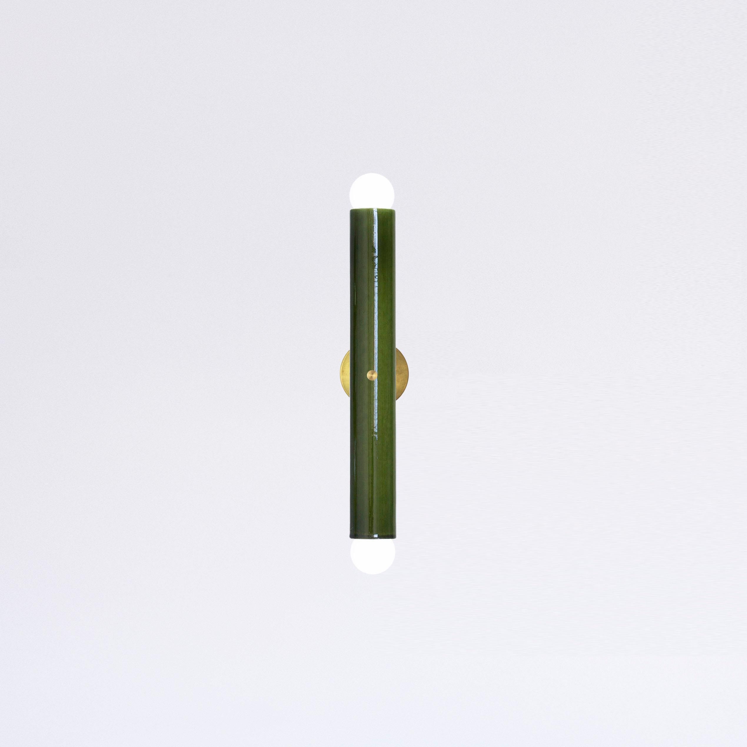 TRN Wandleuchte
Designer: Pani Jurek

Abgebildetes Modell: TRN, Grün
Keramisches Rohr: 5 cm x 36 cm / 14,17
