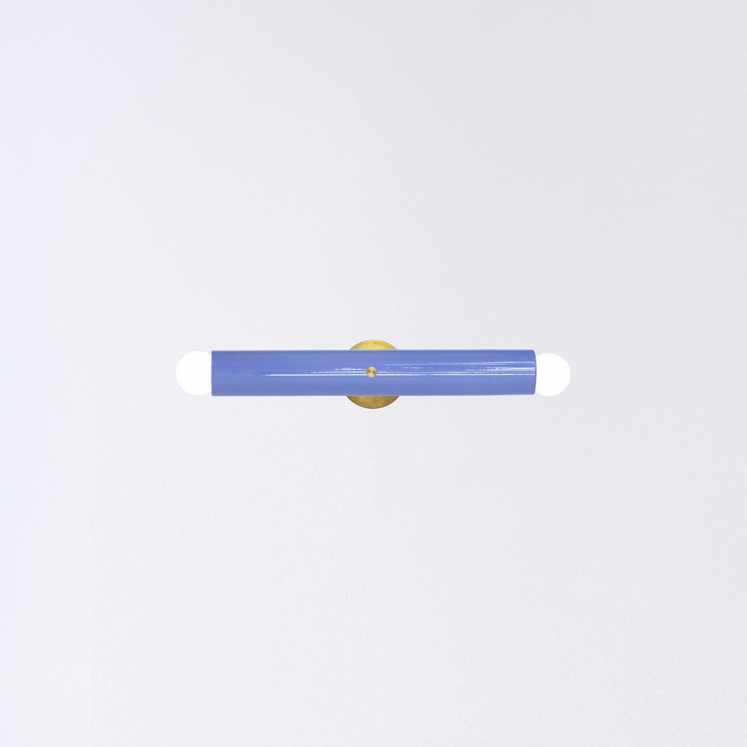 TRN Wandleuchte
Designer: Pani Jurek

Abgebildetes Modell: TRN, Flieder
Keramisches Rohr: 5 cm x 36 cm / 14,17