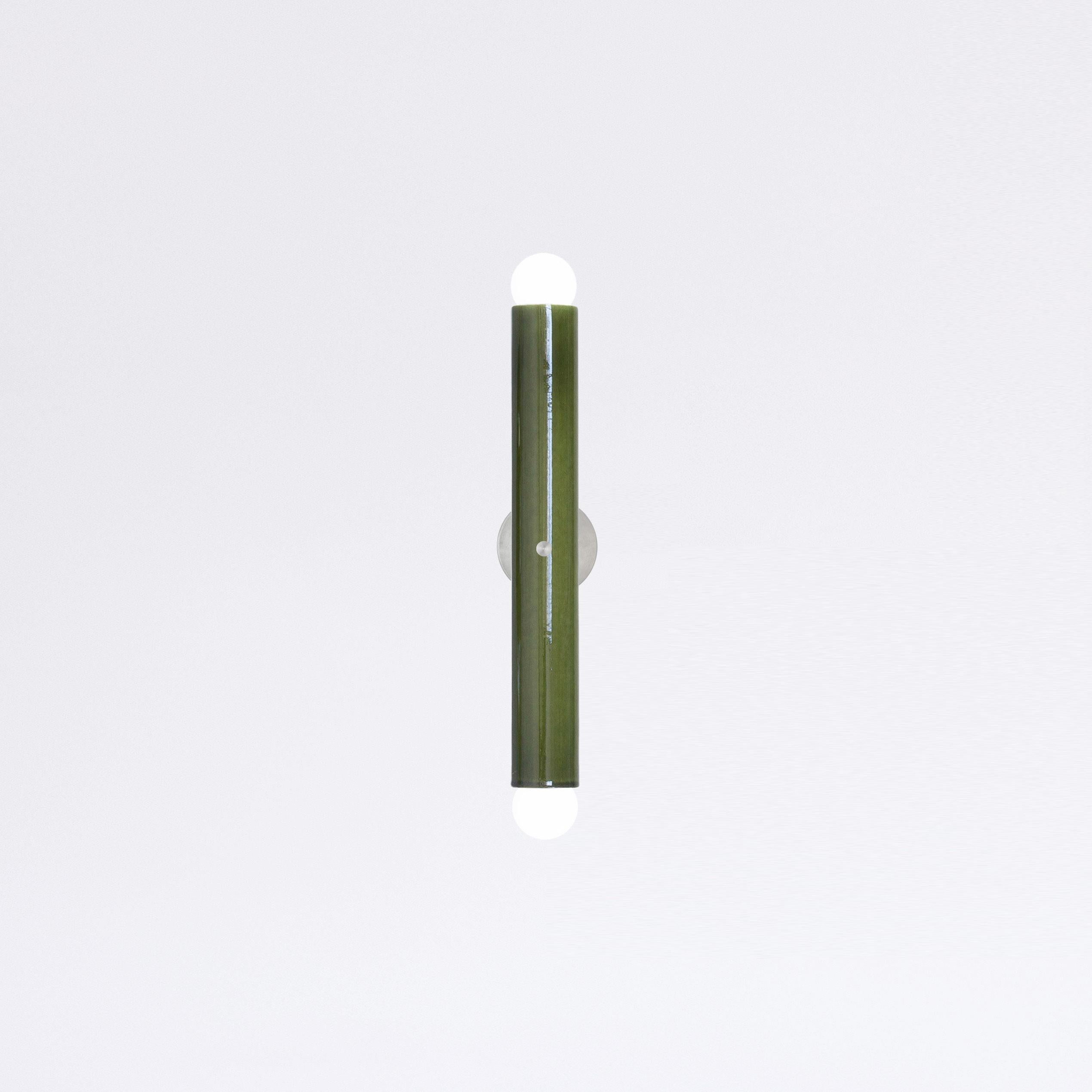 TRN Applique
Concepteur : Pani Jurek

Modèle présenté : TRN, Vert
Tube en céramique : 5 cm x 36 cm / 14,17