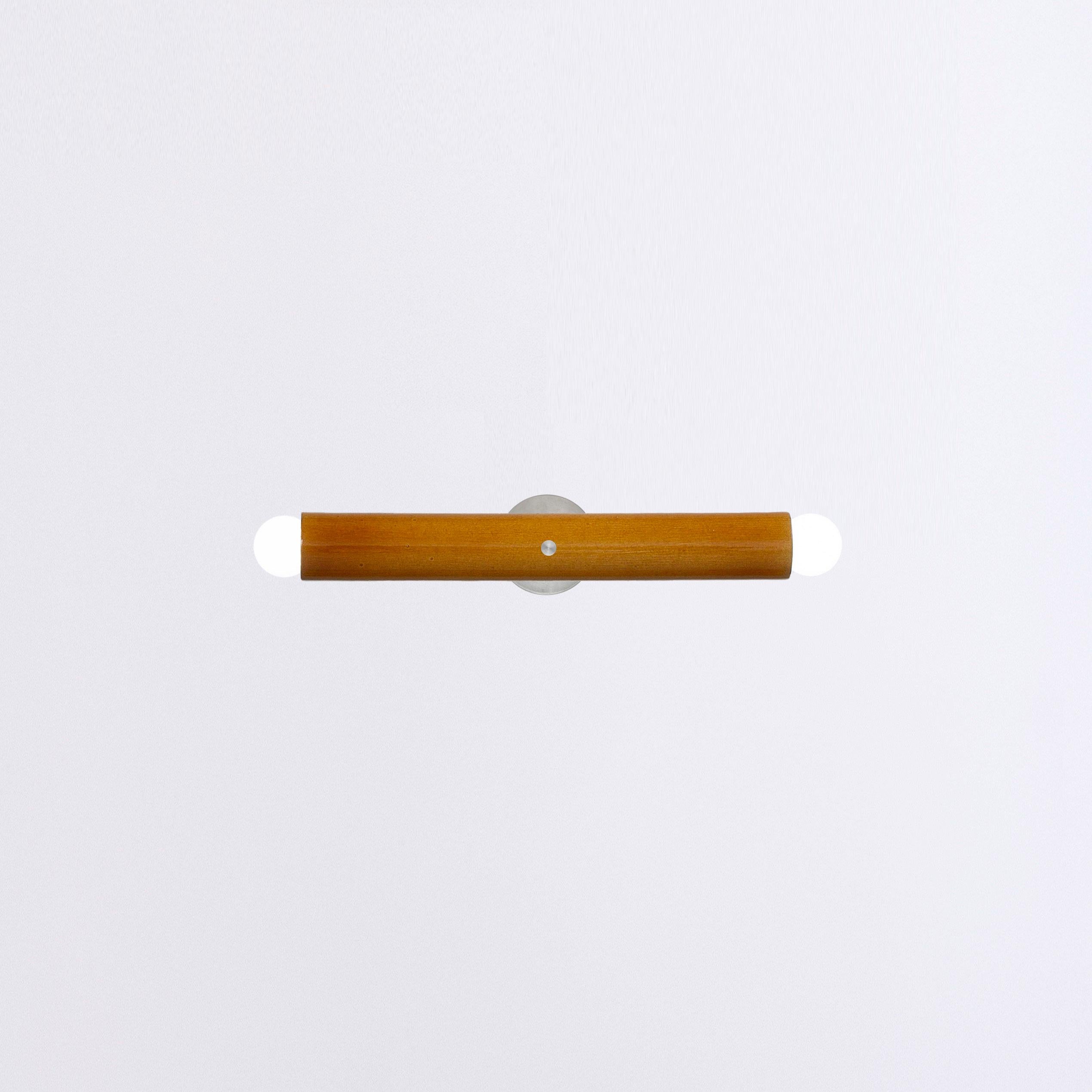 TRN Applique Z1
Concepteur : Pani Jurek

Modèle présenté dans l'image principale : TRN Z1, Ocre
Tube en céramique : 5 cm x 36 cm / 14,17