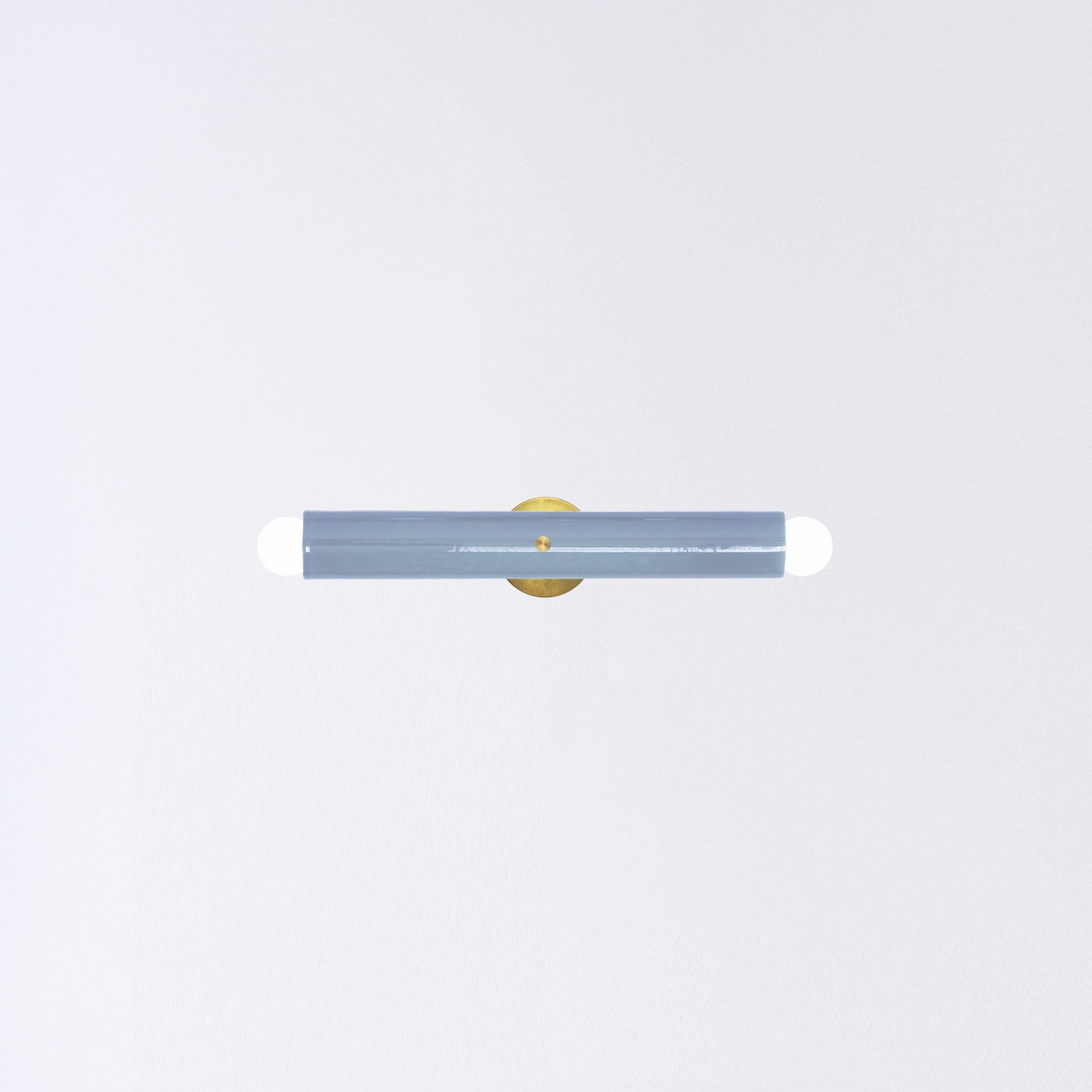 TRN Applique Z1
Concepteur : Pani Jurek

Modèle présenté dans l'image principale : TRN Z1, bleu acier
Tube en céramique : 5 cm x 36 cm / 14,17