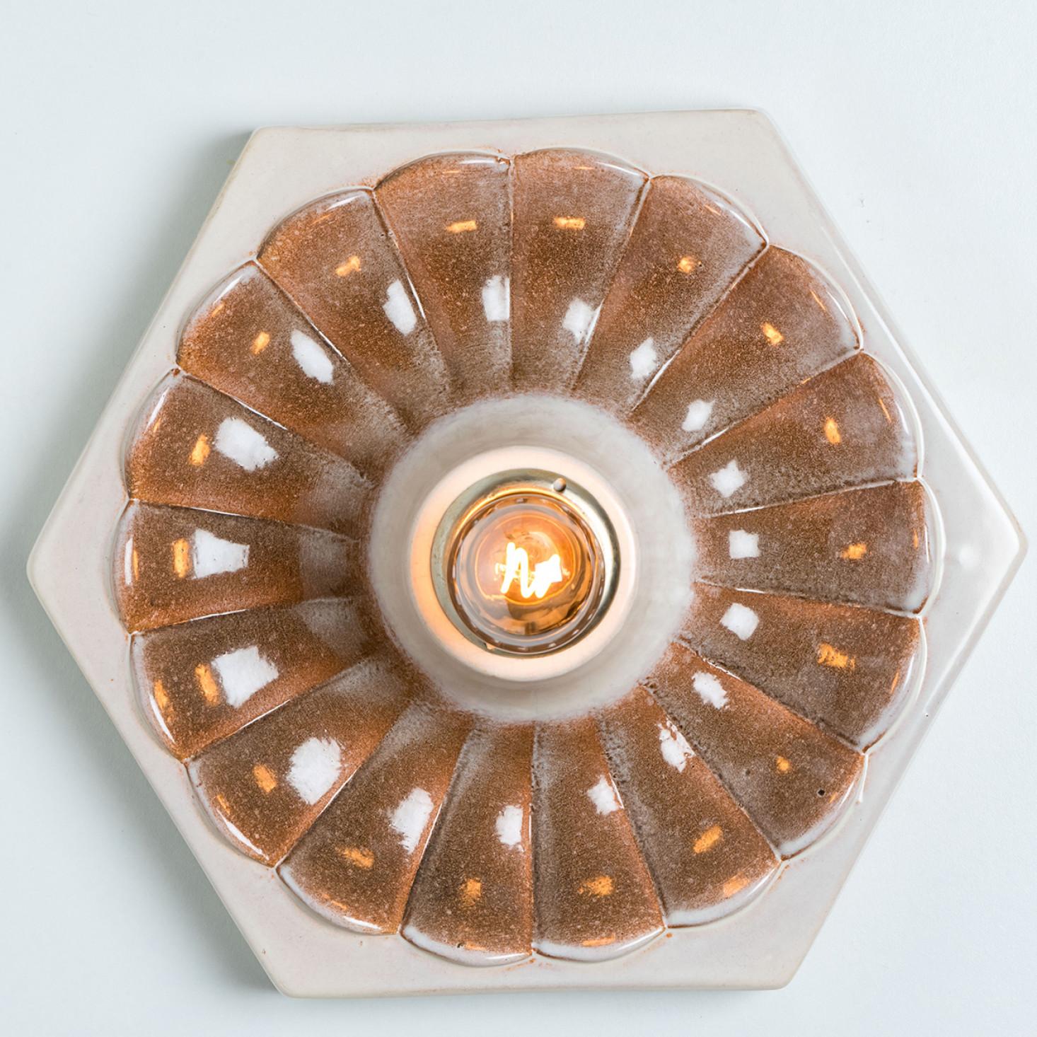Spettacolare applique in ceramica con bellissimi accenti. Prodotto in Danimarca negli anni '70.

Pulito, ben cablato e pronto all'uso.
L'apparecchio richiede una sola lampadina standard E27, con un massimo di 60 watt.

Dimensioni:

Diametro 30 cm