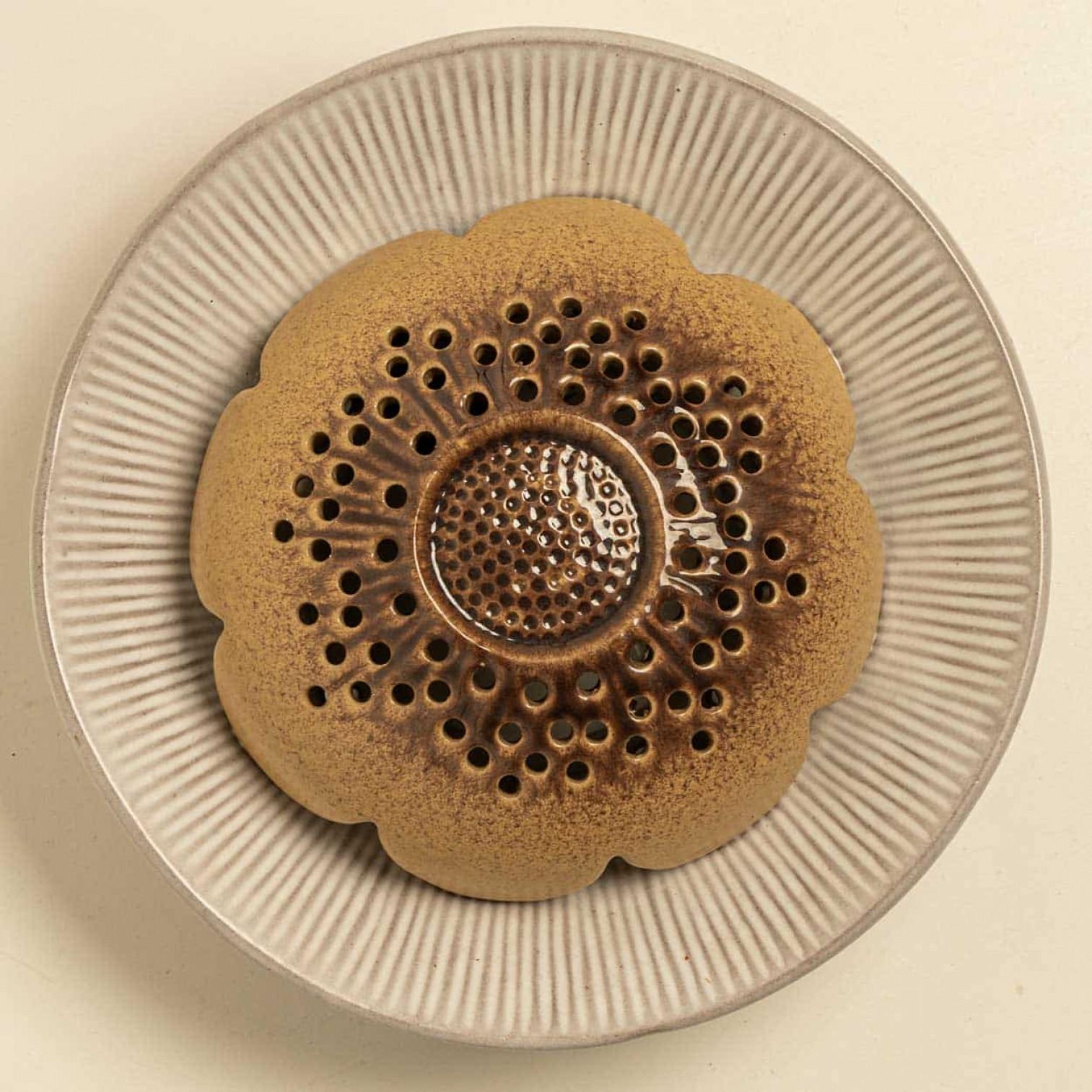 Spettacolare applique circolare in ceramica, con bellissimi accenti. Prodotto in Danimarca negli anni '70. In ottime condizioni, nello stile di Axella. Una bellissima lampada da parete che si adatta a molti interni. Illumina