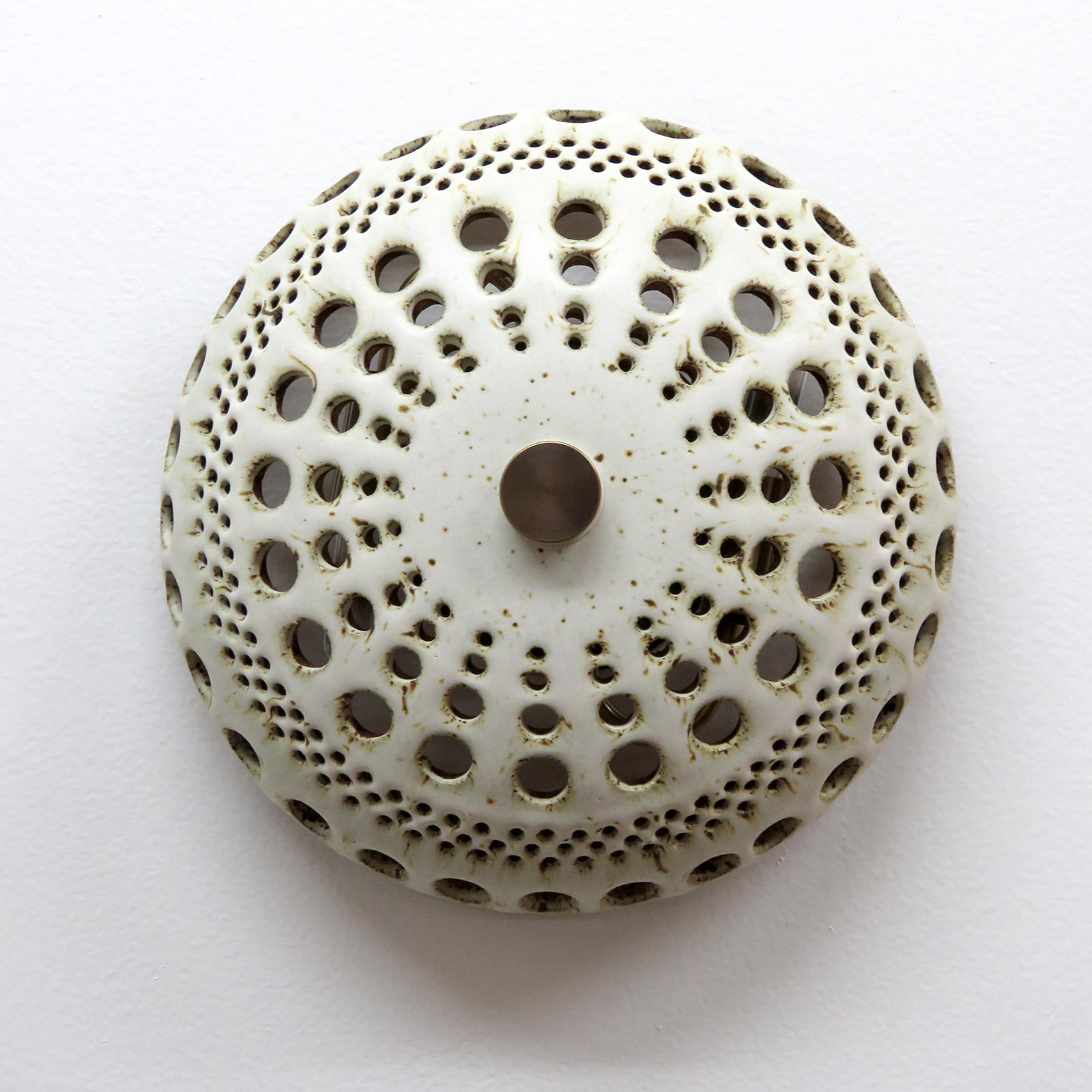 Étonnante lampe en céramique No.08, conçue et fabriquée à la main par la céramiste Heather Levine, basée à Los Angeles. Grès cuit à haute température avec une glaçure blanche mate sur un corps en argile de couleur liège avec des perforations