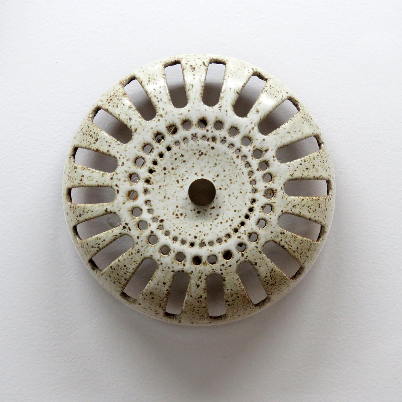 Die atemberaubende Keramikleuchte No.48b wurde von der in Los Angeles lebenden Keramikerin Heather Levine entworfen und handgefertigt. Hochgebranntes Steinzeug mit mattweißer Glasur auf einem korkfarbenen Tonkörper mit dekorativen Perforationen, die