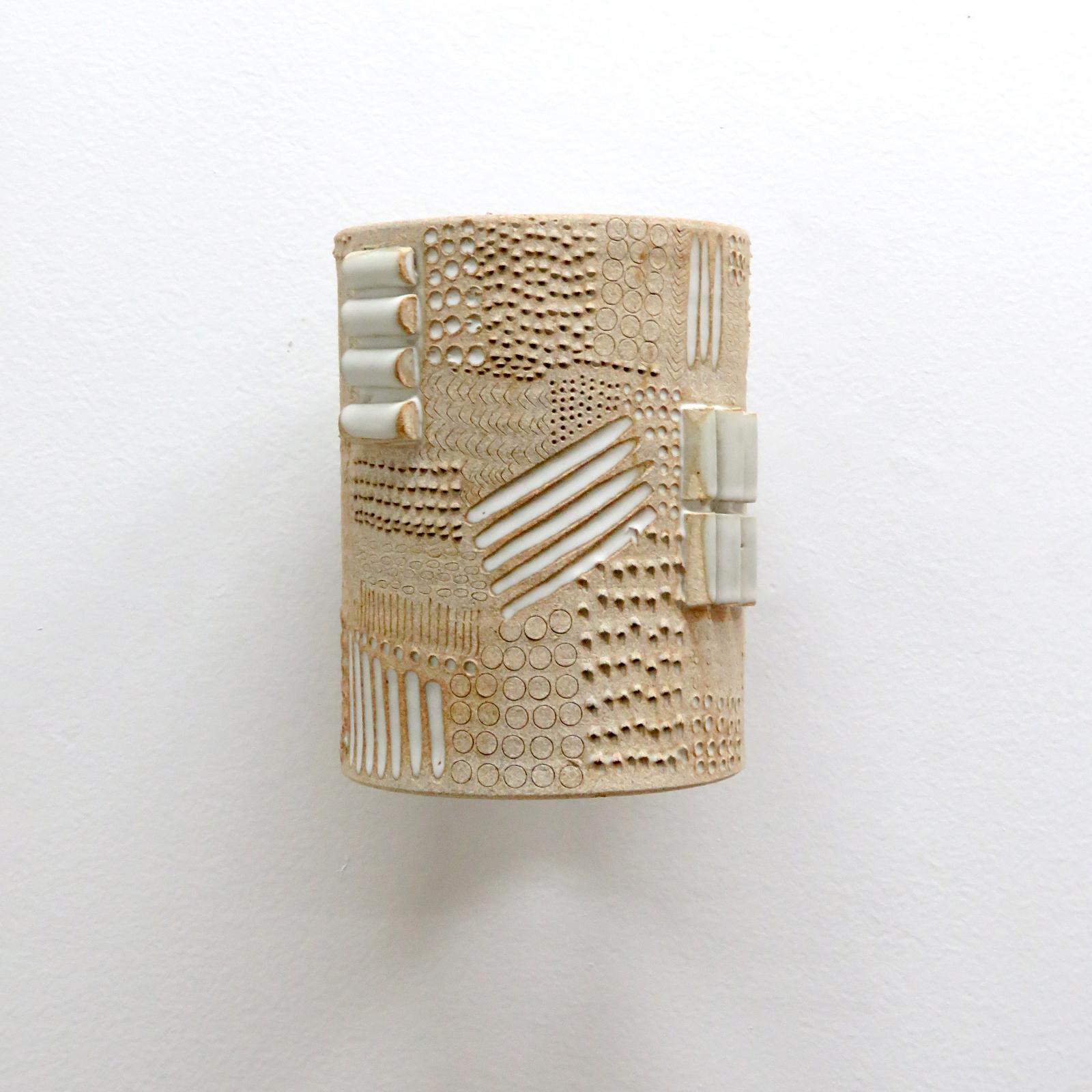 Maravilloso aplique escultórico de cerámica nº 63, diseñado y fabricado a mano por la ceramista Heather Levine, afincada en Los Ángeles. Gres de alta cocción con cuerpo de esmalte beige/blanco con texturas y tallados muy intrincados. Herrajes de